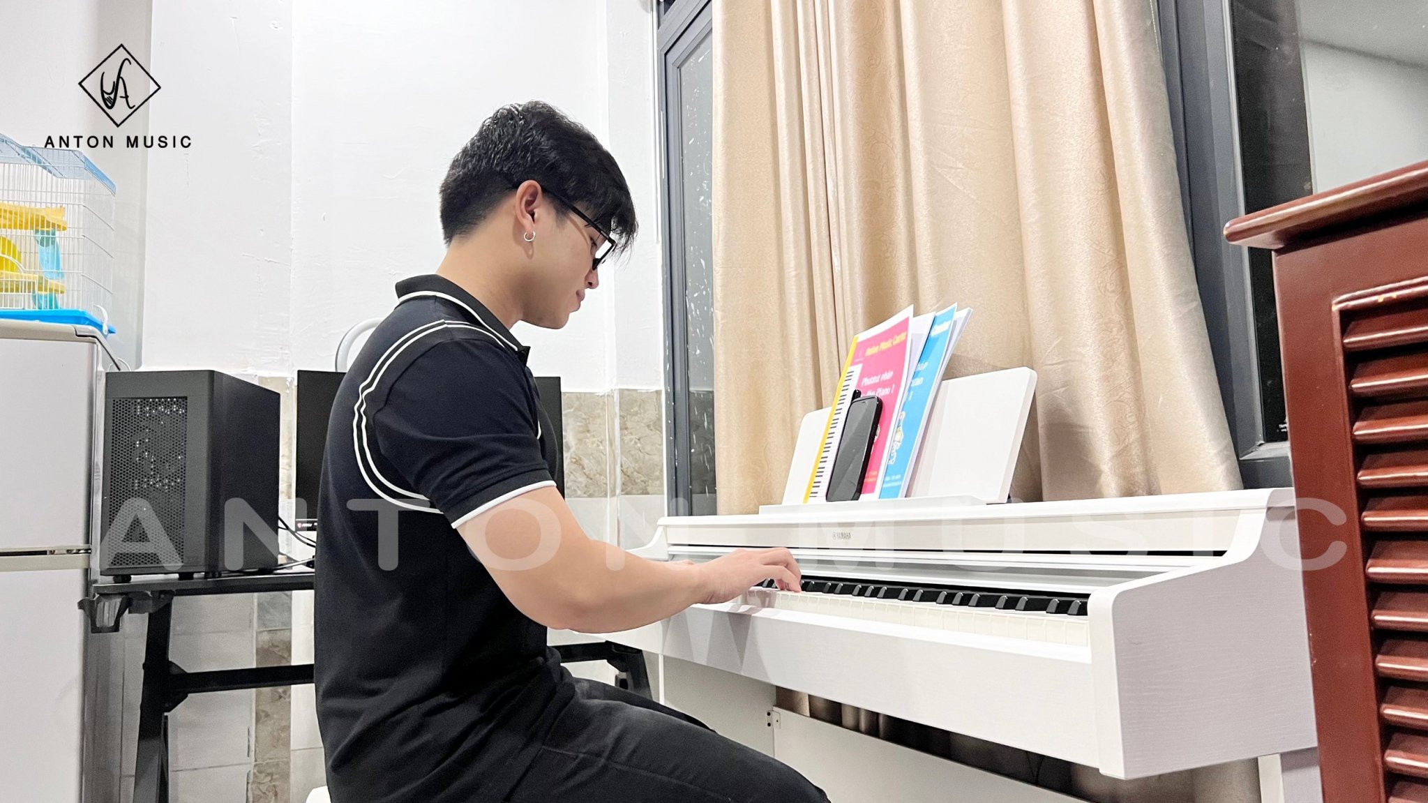 Hướng Dẫn Tư Thế Ngồi Đúng Khi Chơi Đàn Piano Chuẩn Và Đẹp