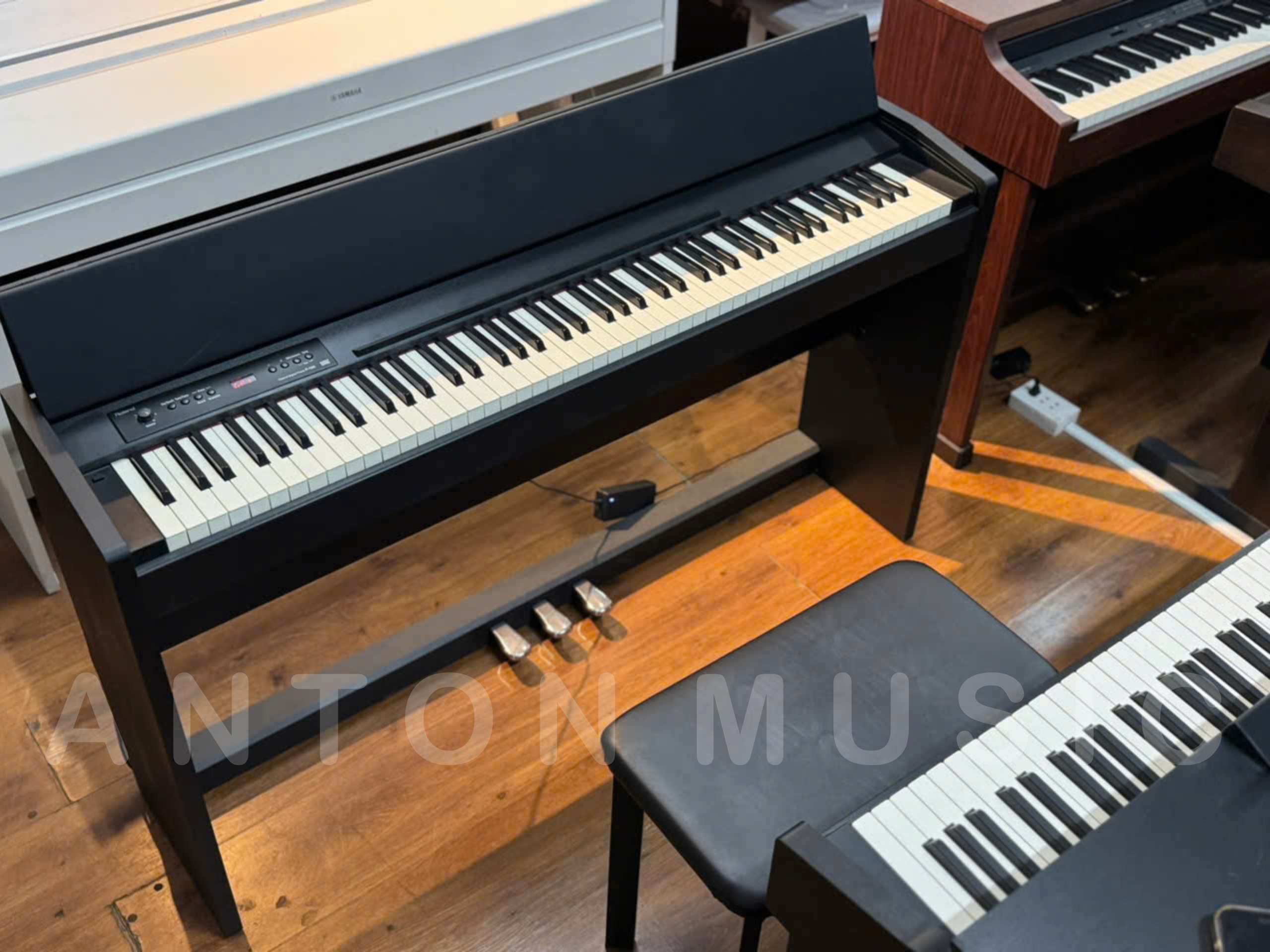 Đàn Piano Điện Cho Người Học Cơ Bản Kiểu Dáng Gọn Đẹp Chất Lượng Âm Thanh Hay: Roland F120 (Từ 11 Triệu) Và F120R (Từ 13 Triệu)