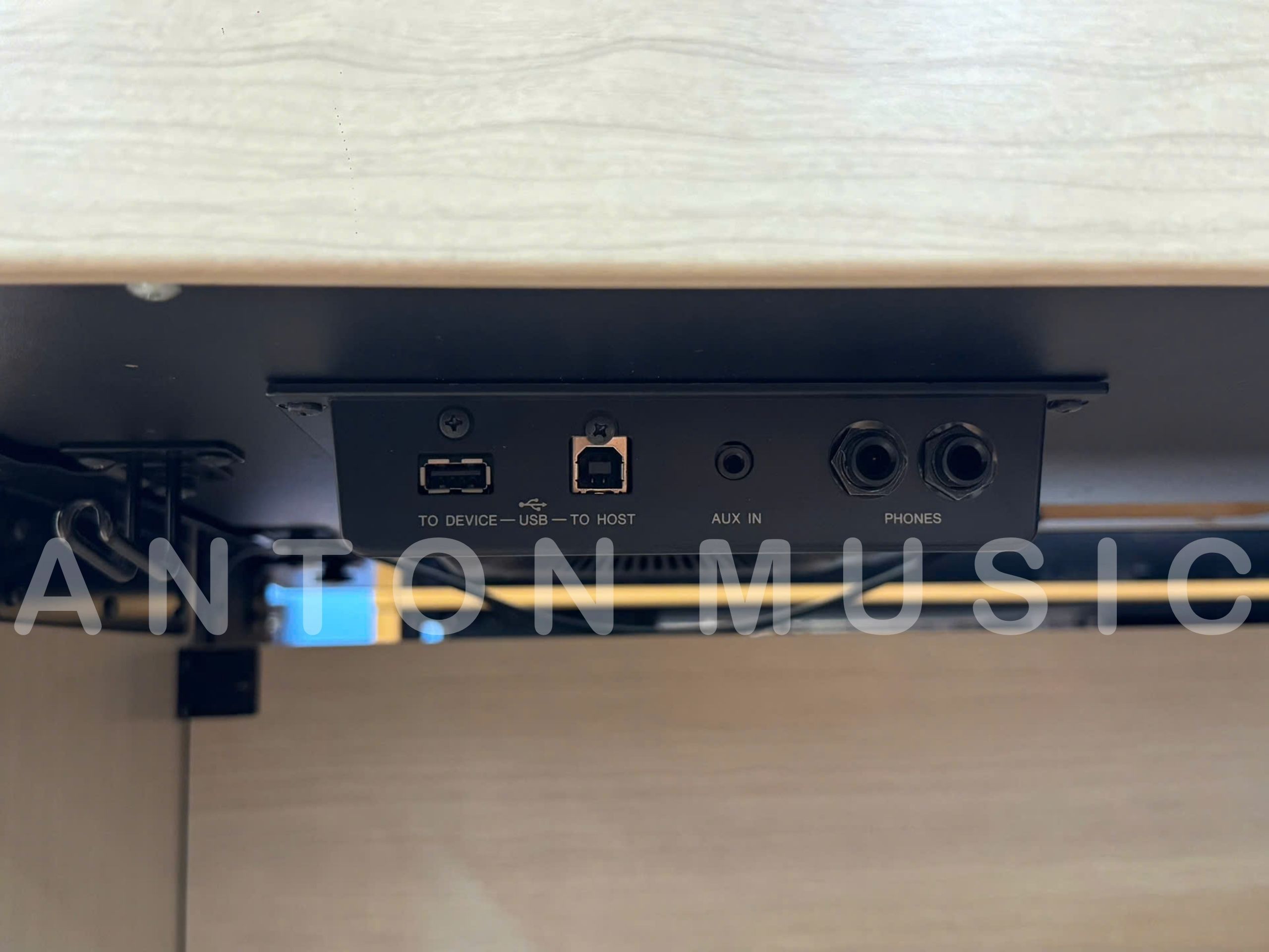 Khu vực bảng mạch gầm của đàn piano điện Yamaha CLP-535 / SCLP-5350 được trang bị các cổng giao tiếp tiêu chuẩn công nghiệp