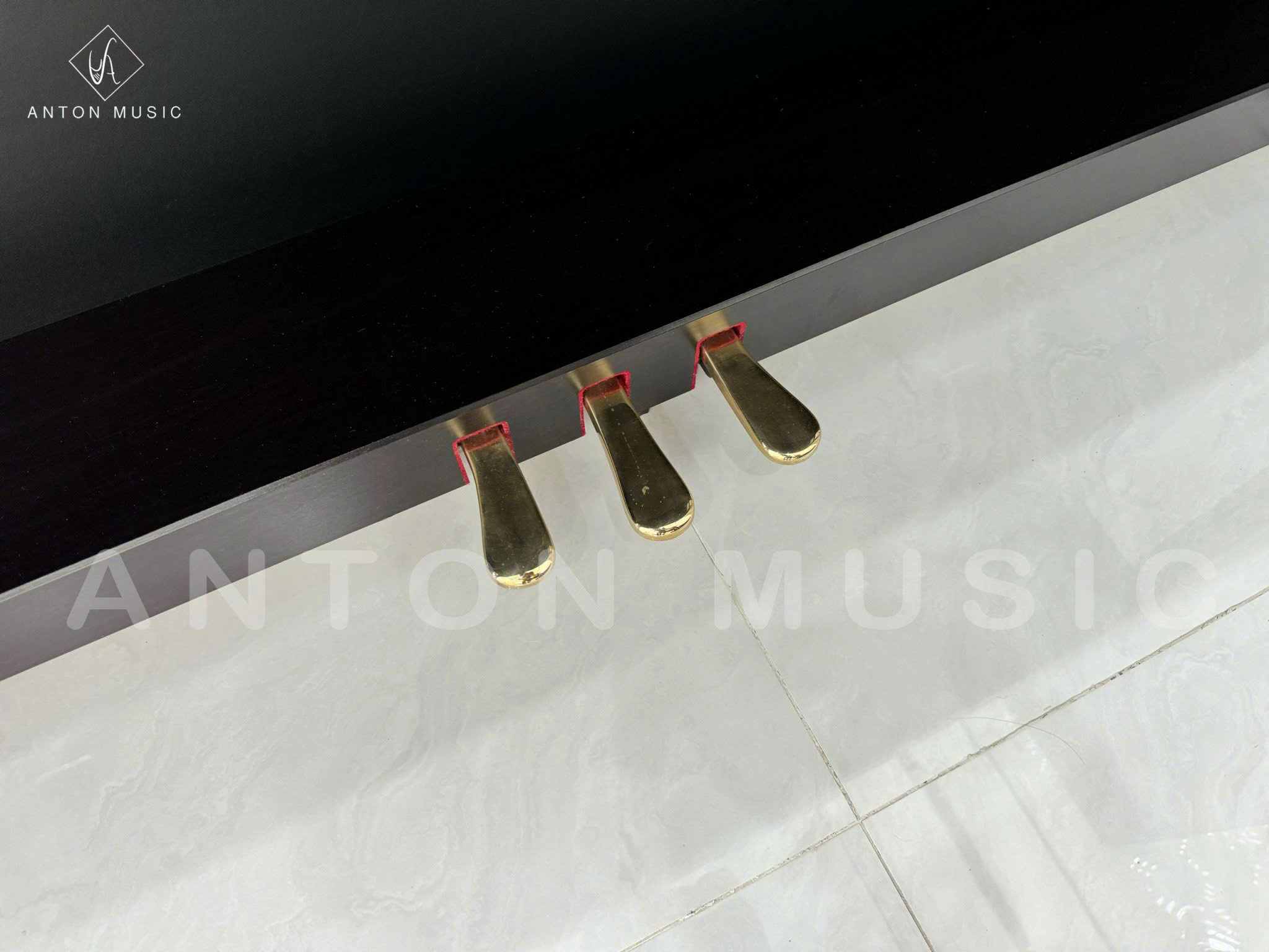 Hệ thống 3 bàn đạp (damper, sostenuto, soft) được tích hợp liền mạch vào chân đế,