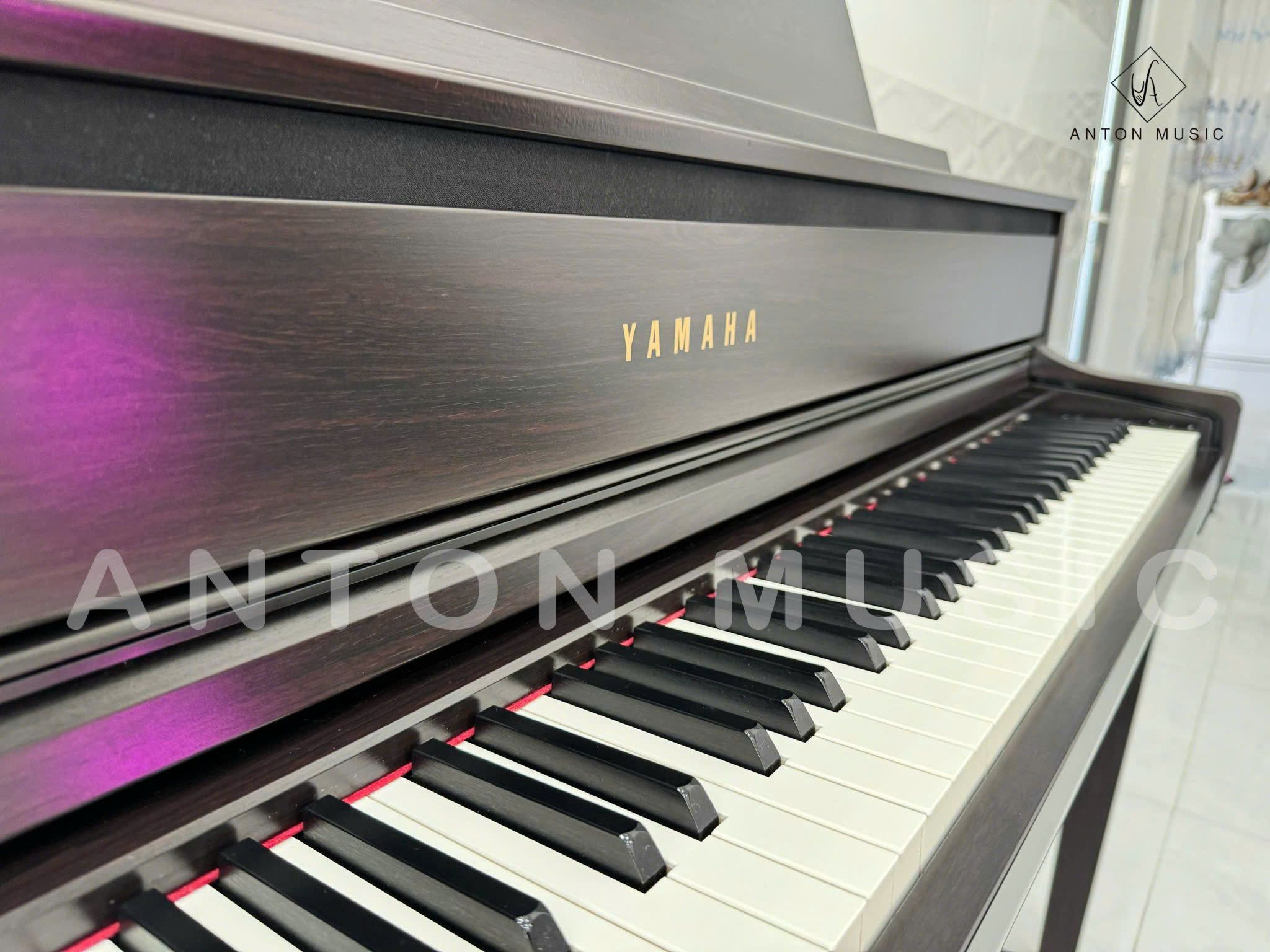 Bàn phím của CLP-675 là GrandTouch, thế hệ bàn phím hoàn toàn mới được Yamaha phát triển