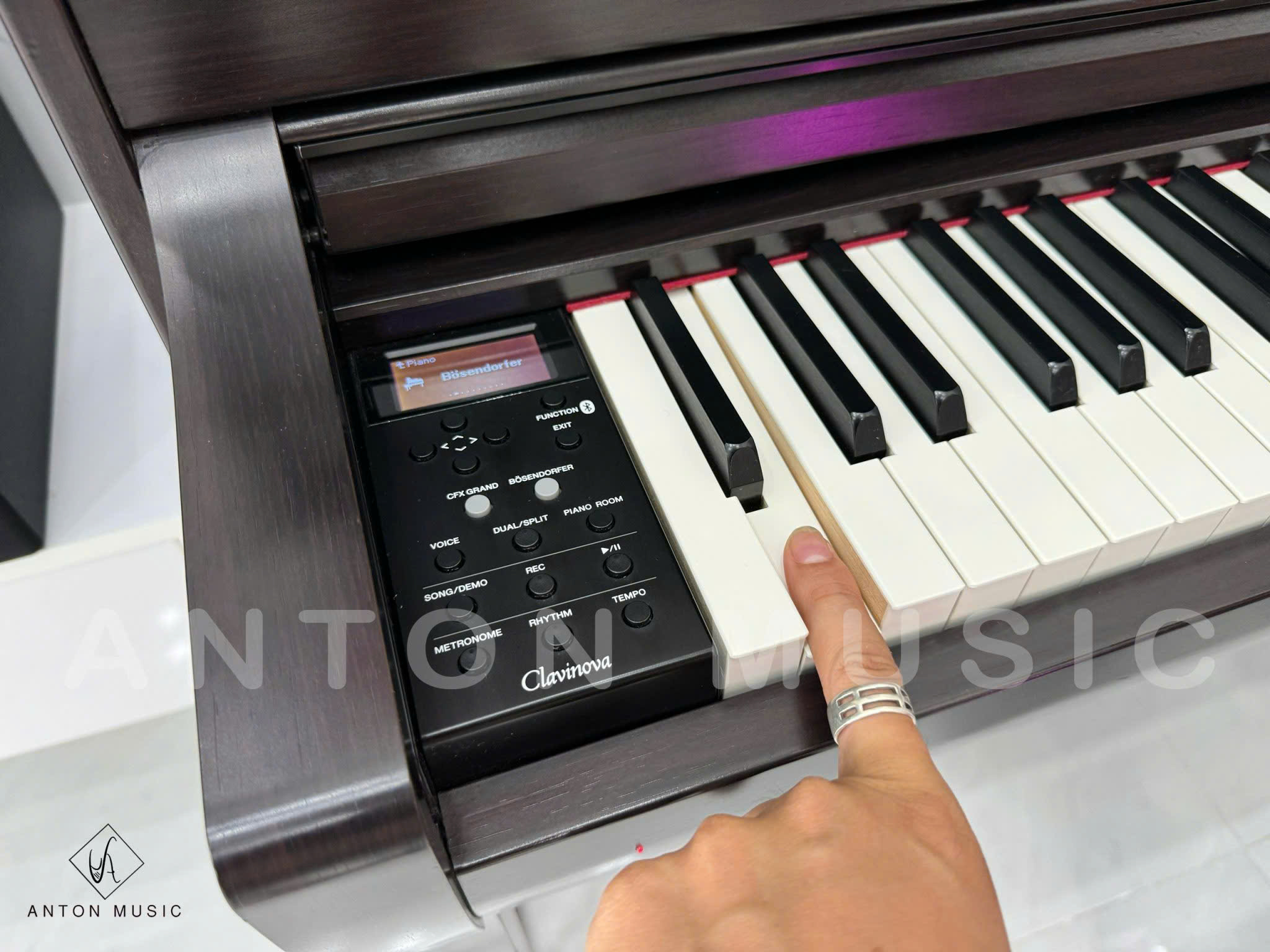 Bảng điều khiển trung tâm với màn hình LCD 128 x 64 điểm ảnh