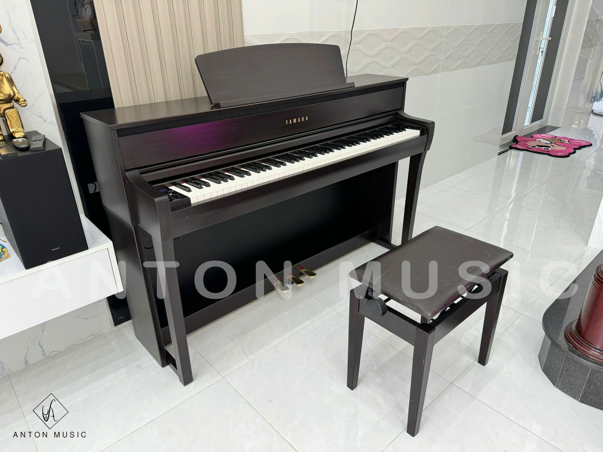 Yamaha CLP-675 được thiết kế theo dáng upright console truyền thống, kế thừa ngôn ngữ thiết kế đặc trưng của dòng Clavinova