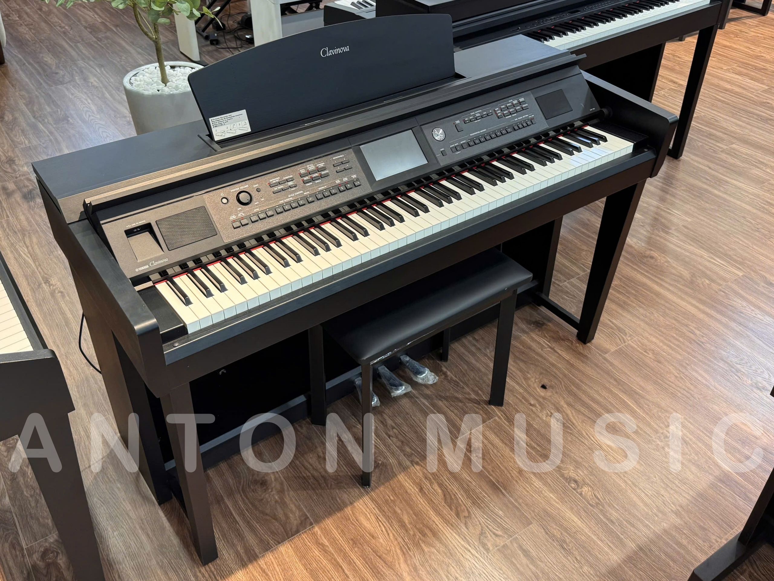 Yamaha CVP-705 đen (CVP-705B) cung cấp 984 âm sắc, 33 bộ trống và hiệu ứng cùng 480 âm sắc chuẩn XG đa dạng
