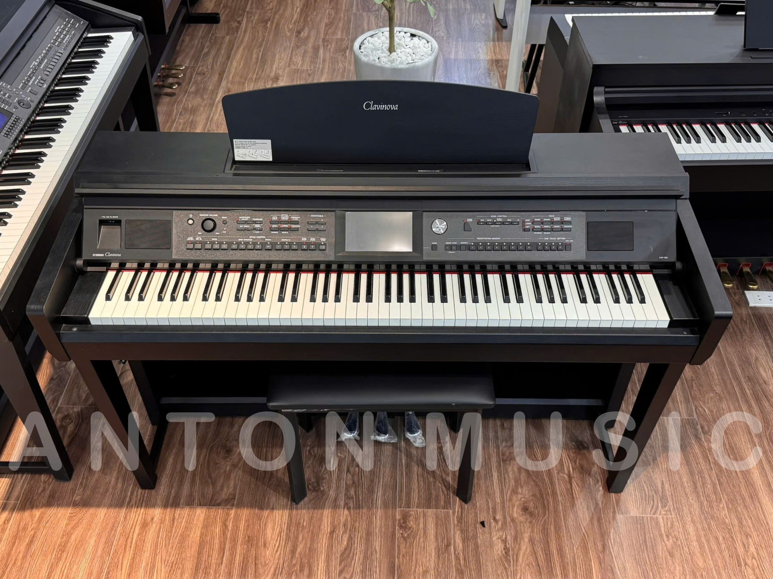 Yamaha CVP-70B đen gỗ sở hữu thiết kế Clavinova sang trọng, kết hợp dáng piano truyền thống với hệ thống giải trí hiện đại