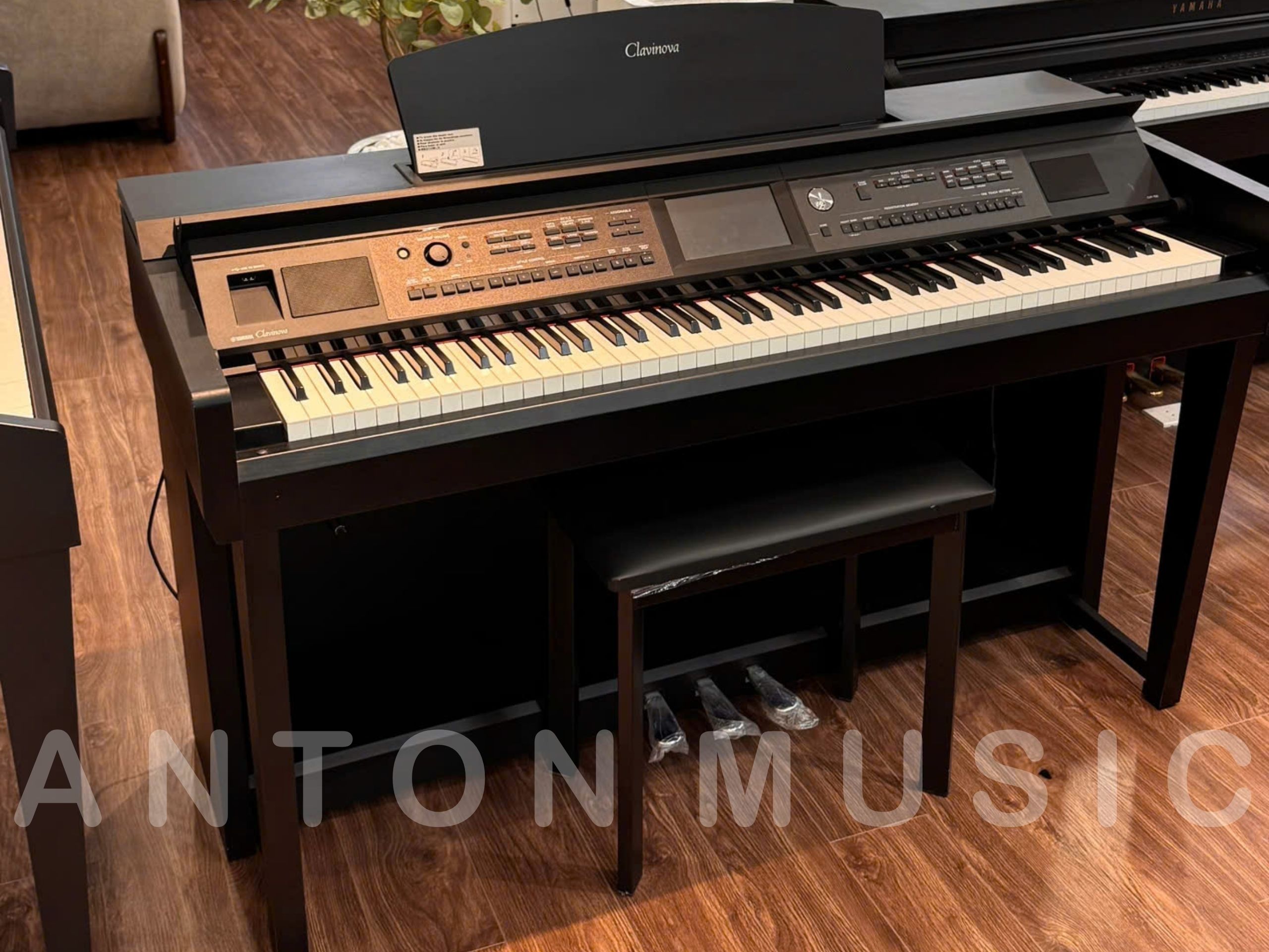 Yamaha CVP-705B sở hữu thiết kế Clavinova màu đen sang trọng, mang đến vẻ hiện đại và chuyên nghiệp cho không gian nội thất.