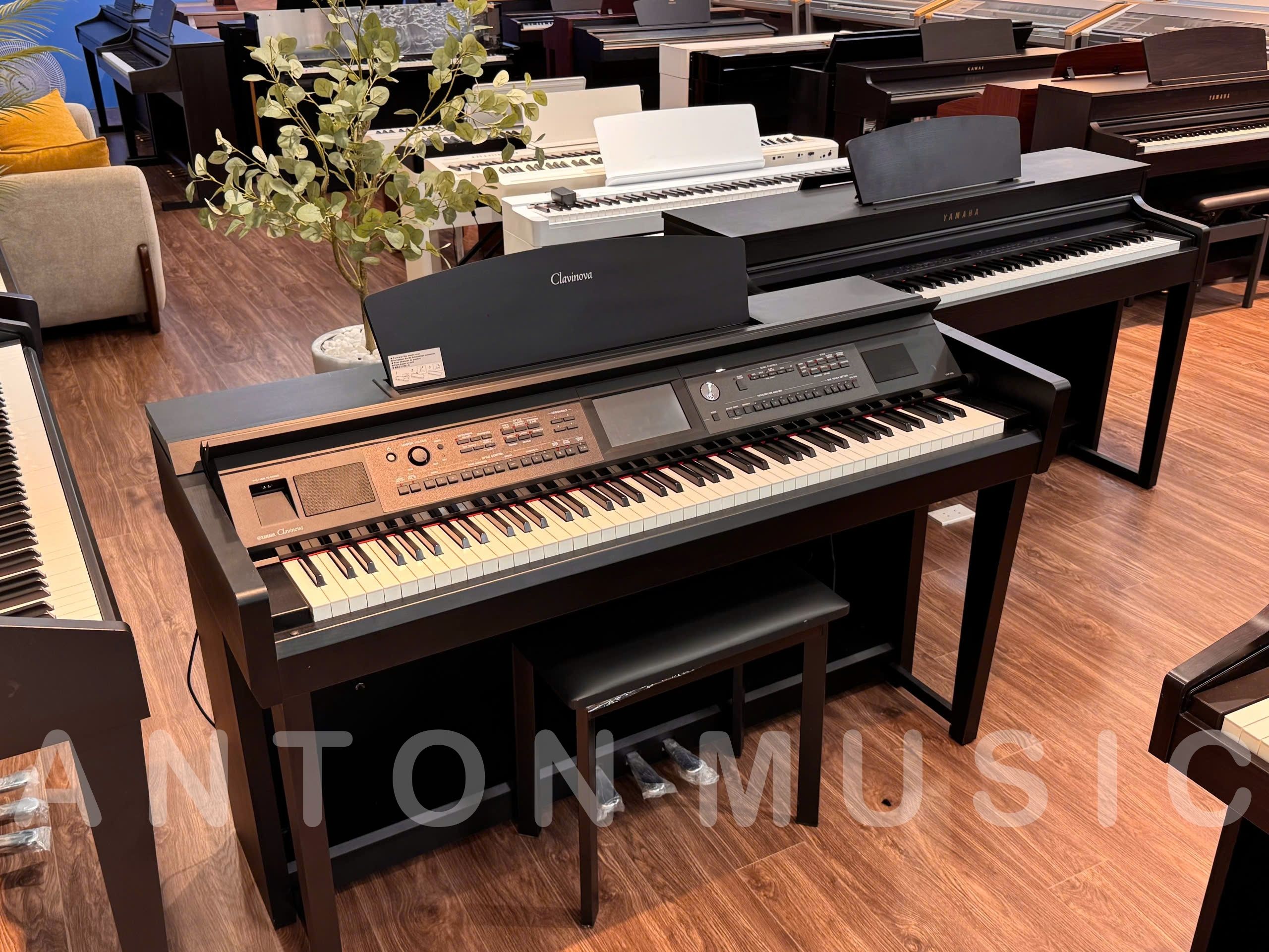 Màn hình cảm ứng màu 7 inch hỗ trợ người chơi Yamaha CVP-705 đen (CVP-705B) lựa chọn âm sắc và điều chỉnh chức năng thuận tiện