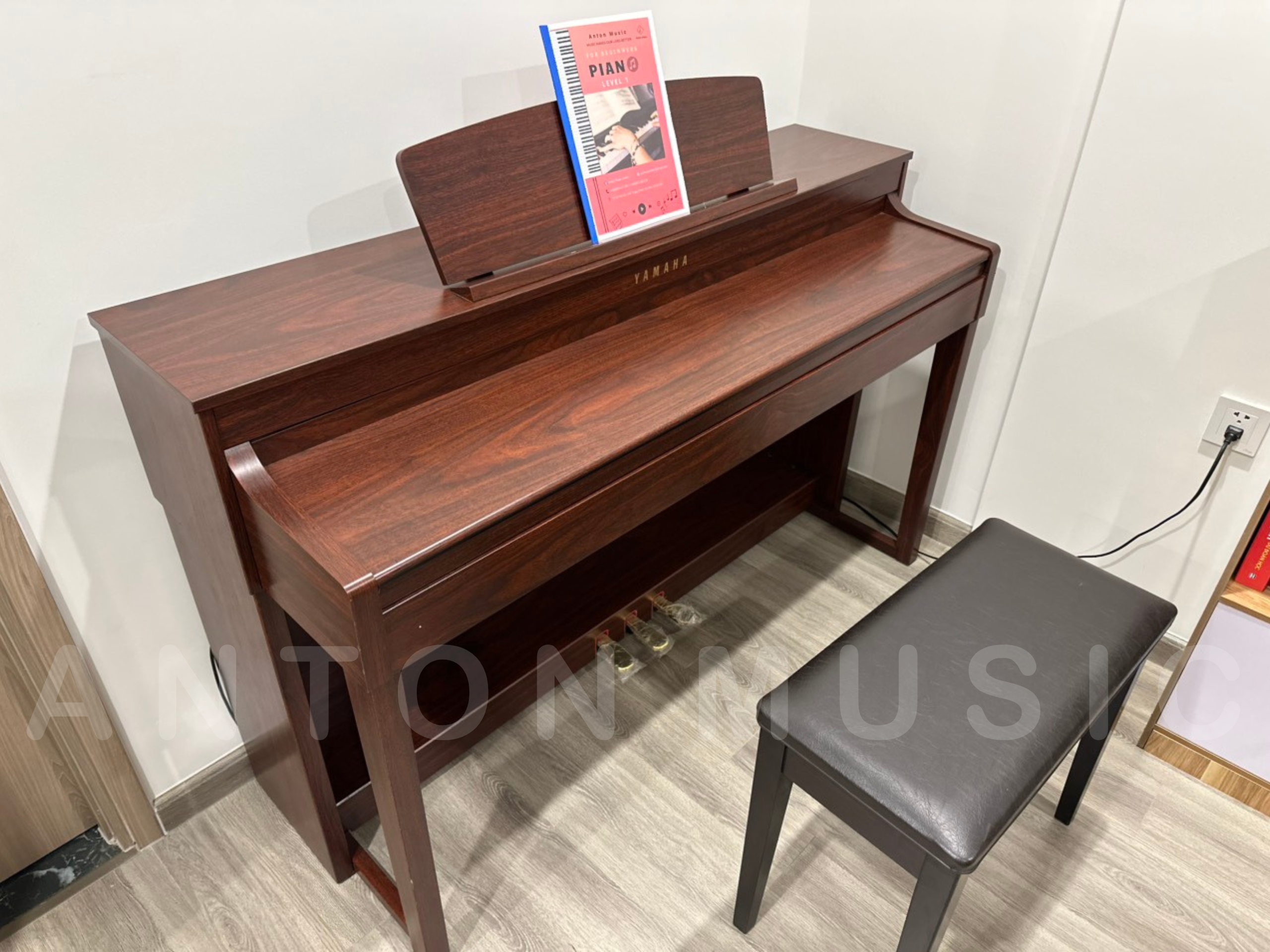 Đàn Piano Yamaha CLP-440 M Màu Đỏ Nâu Gỗ Gụ Hiếm Tôn Lên Vẻ Sang Trọng Cổ Điển