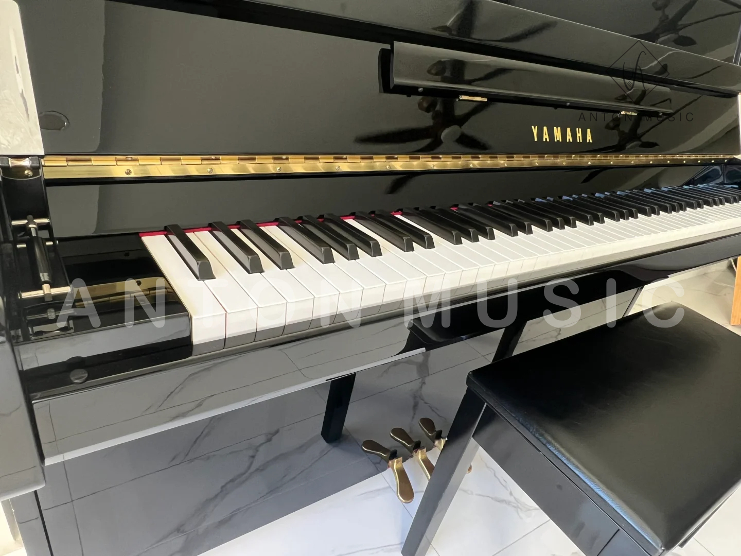 Đàn Piano Cơ Yamha JU109 PE New Polished Ebony (Đen Bóng)