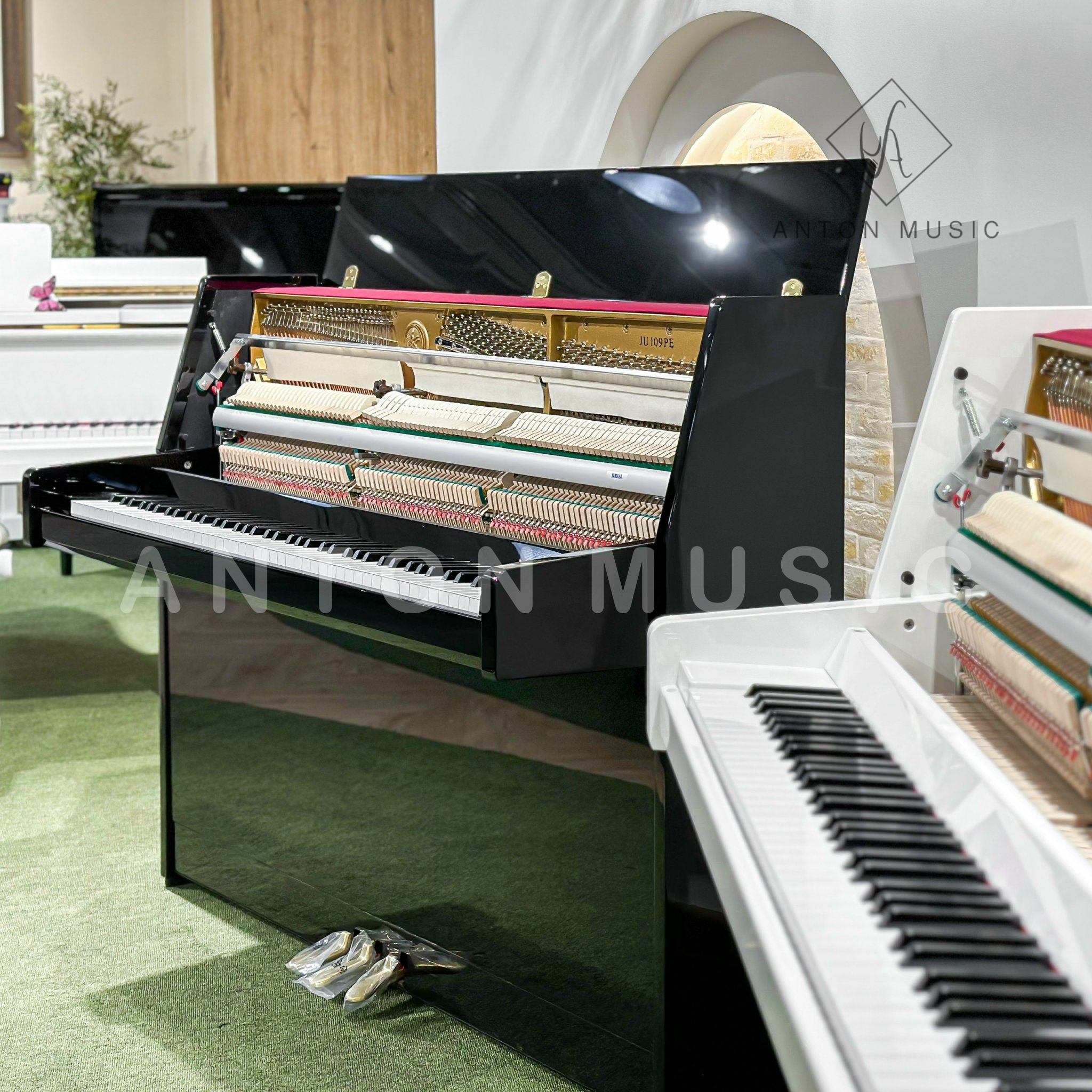 Đàn Piano Cơ Yamha JU109 PE New Polished Ebony (Đen Bóng)