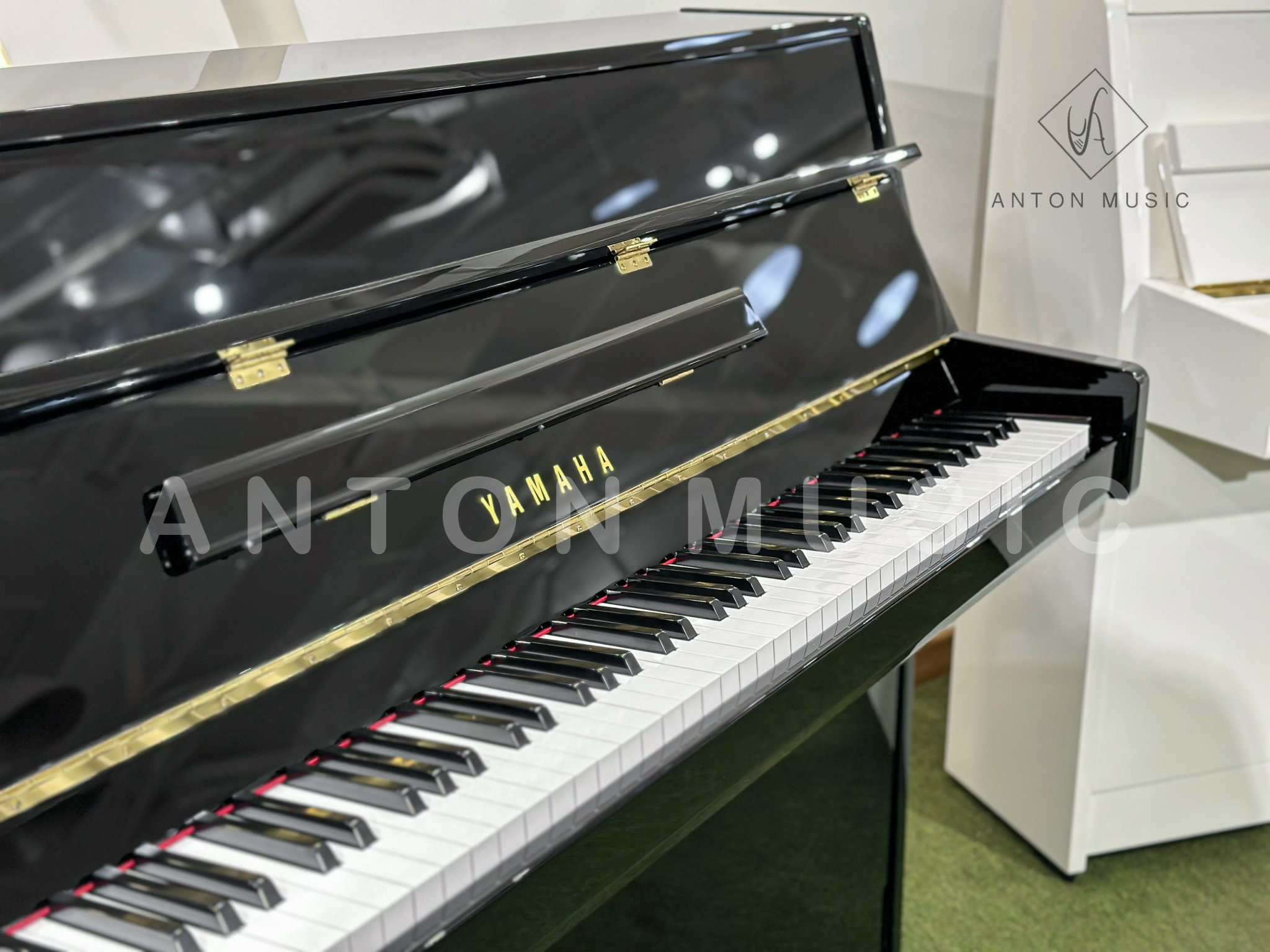 Đàn Piano Cơ Yamha JU109 PE New Polished Ebony (Đen Bóng)