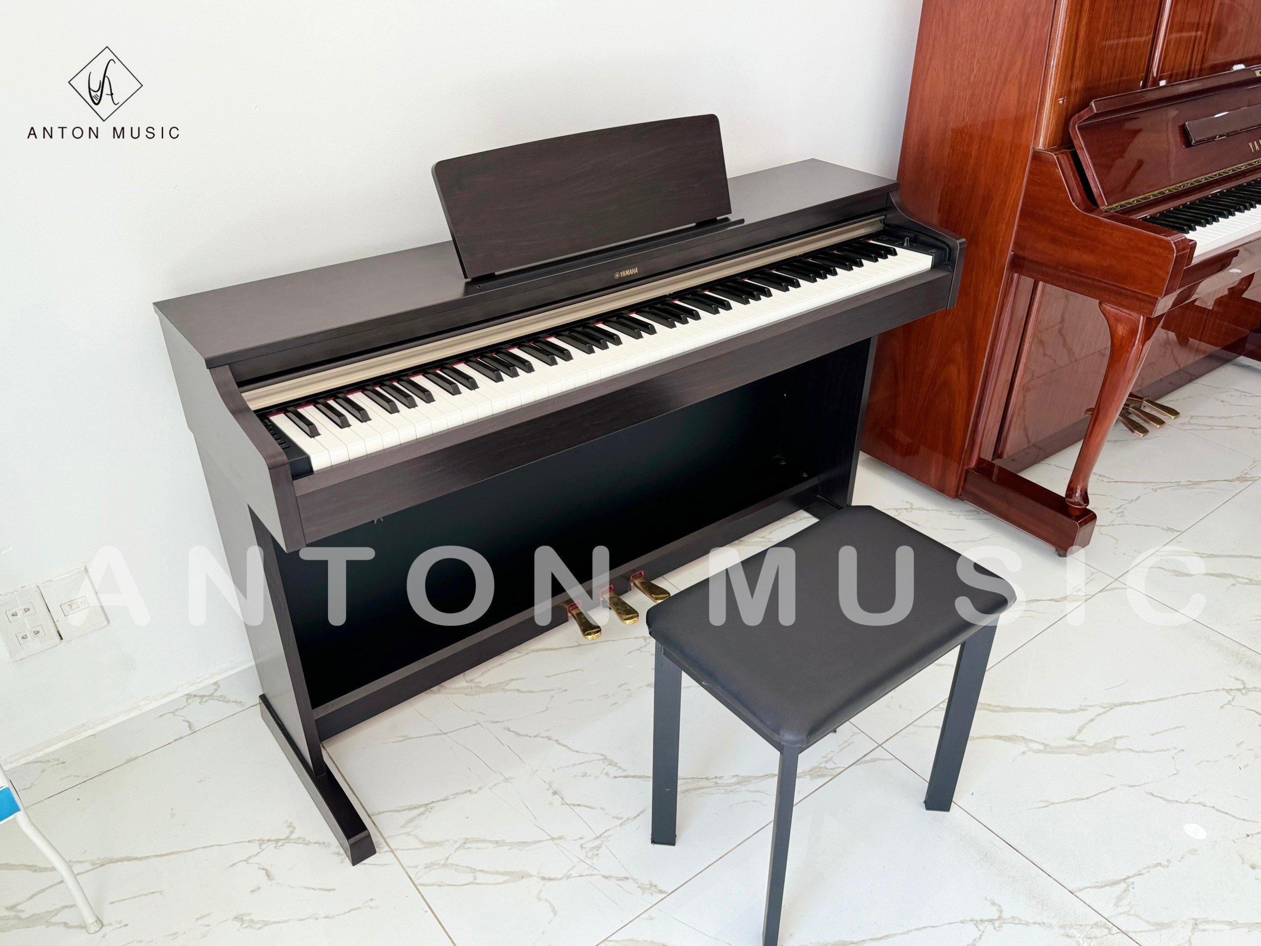 Đàn Piano Điện Nhật Bản Yamaha YDP 162 Được Hoàn Thiện Với Lớp Vân Gỗ Đẹp Mắt