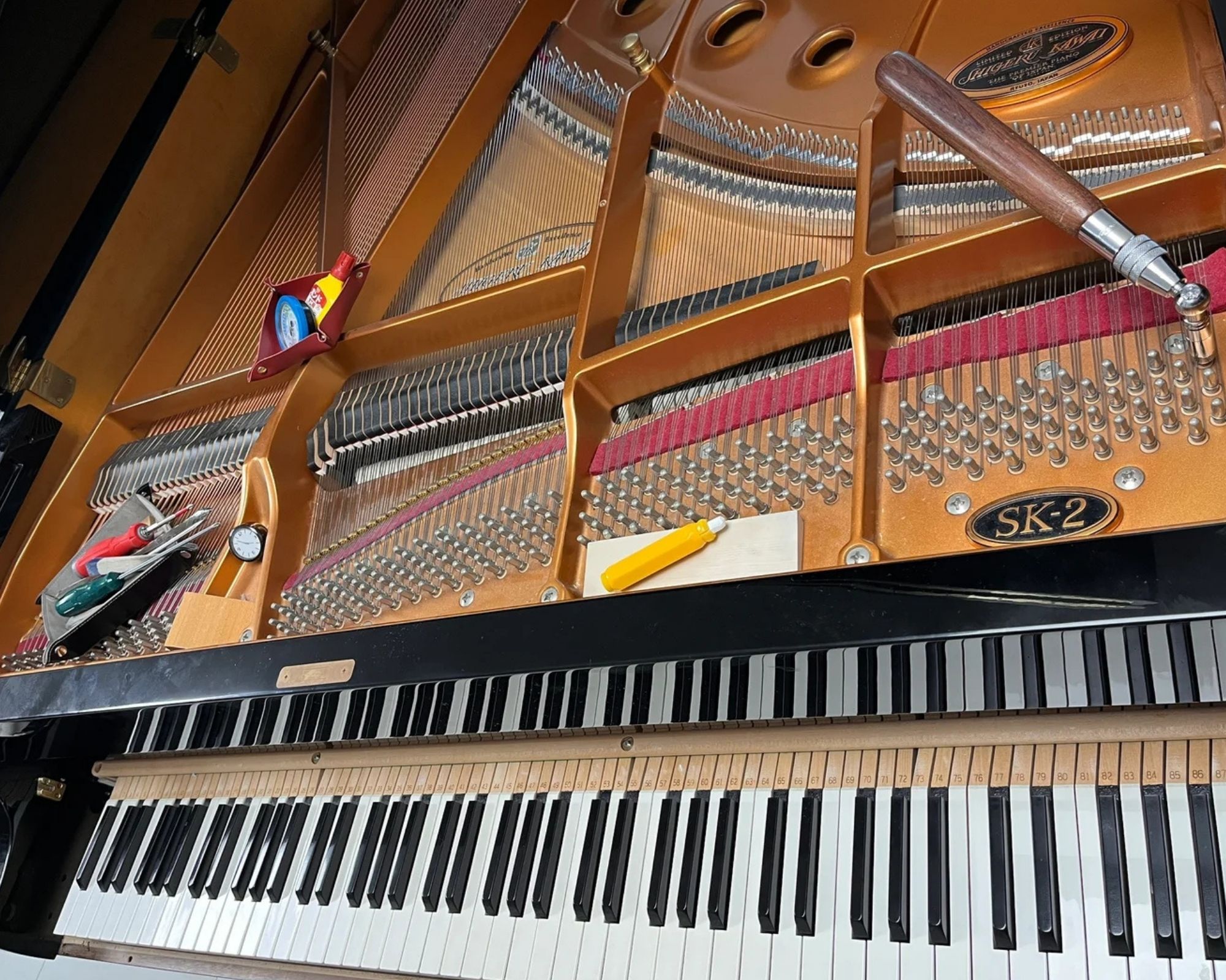 Chi Phí Lên Dây Đàn Piano Cơ Bao Nhiêu? Các Yếu Tố Ảnh Hưởng Đến Chi Phí Tinh Chỉnh Đàn