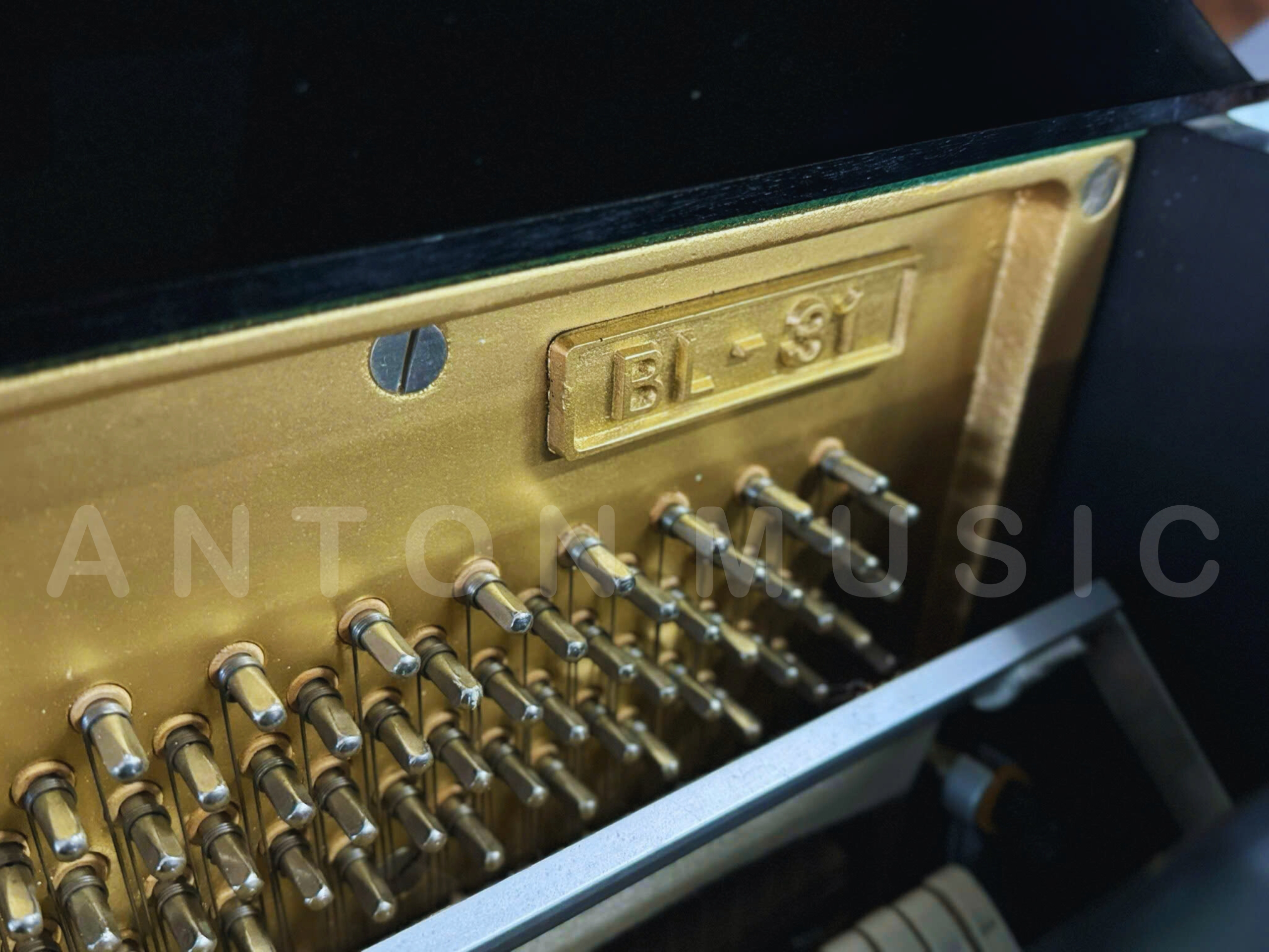 Đàn Piano Cơ Upright Kawai BL-31 Kích Thước Vừa Phải Phù Hợp Với Căn Hộ Chung Cư Và Nhà Phố
