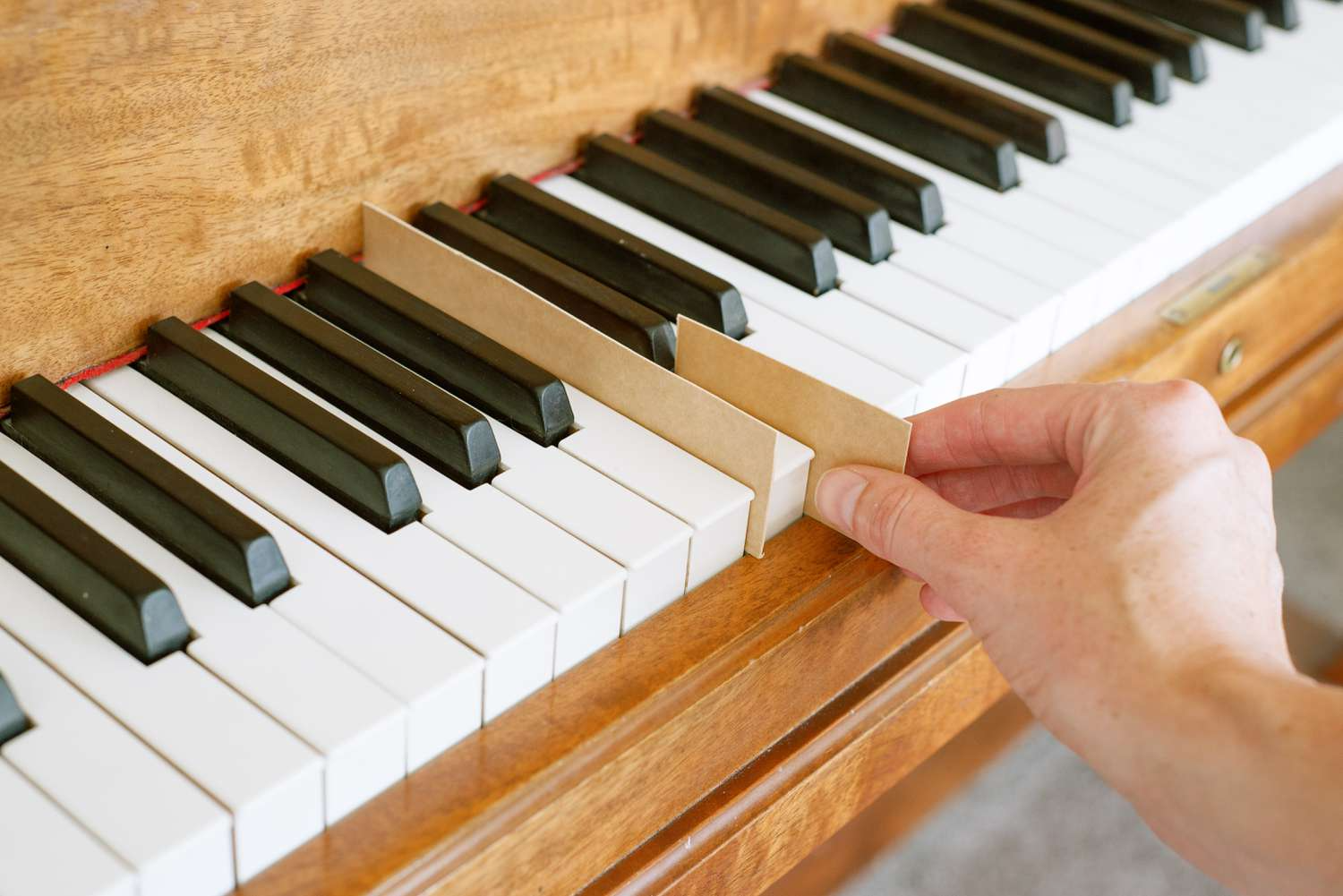 Cách Vệ Sinh Phím Đàn Piano - Chăm Sóc Đàn Piano Đúng Cách