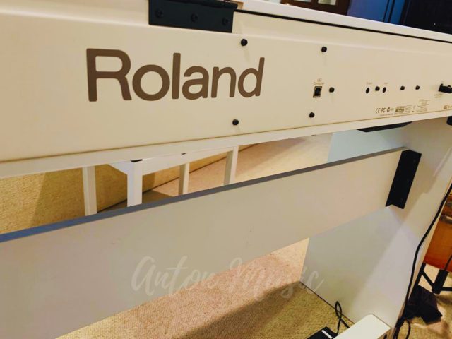 Đàn Piano Điện Roland F130R Nhỏ Gọn Mảnh Mai Hiệu Năng Cao Dễ Sử Dụng