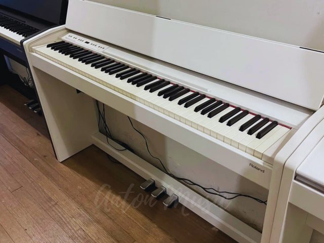Đàn Piano Điện Roland F130R Nhỏ Gọn Mảnh Mai Hiệu Năng Cao Dễ Sử Dụng