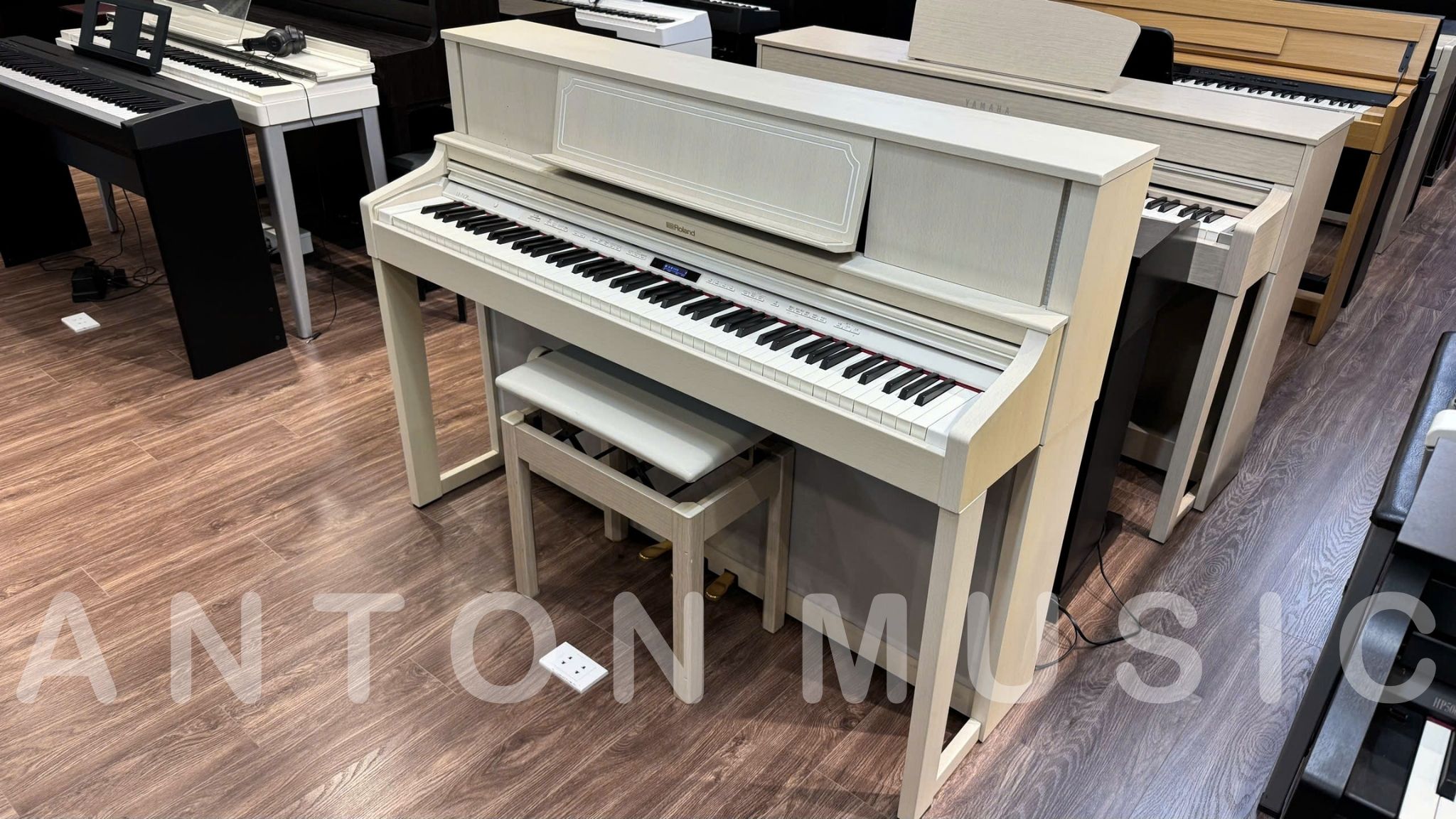 Đàn Piano Roland LX7 / LX7GP Luxury Cao Cấp (Qua Sử Dụng) Phím Gỗ Nặng, Có Bluetooth Hiện Đại, 6 Loa Vòm Không Gian – Digital
