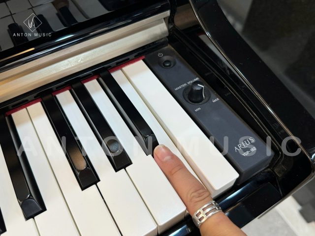 Đàn Piano Yamaha YDP-162 PE Màu Đen Bóng Huyền Bí Quyền Lực Không Bao Giờ Lỗi Mốt Dòng ARIUS
