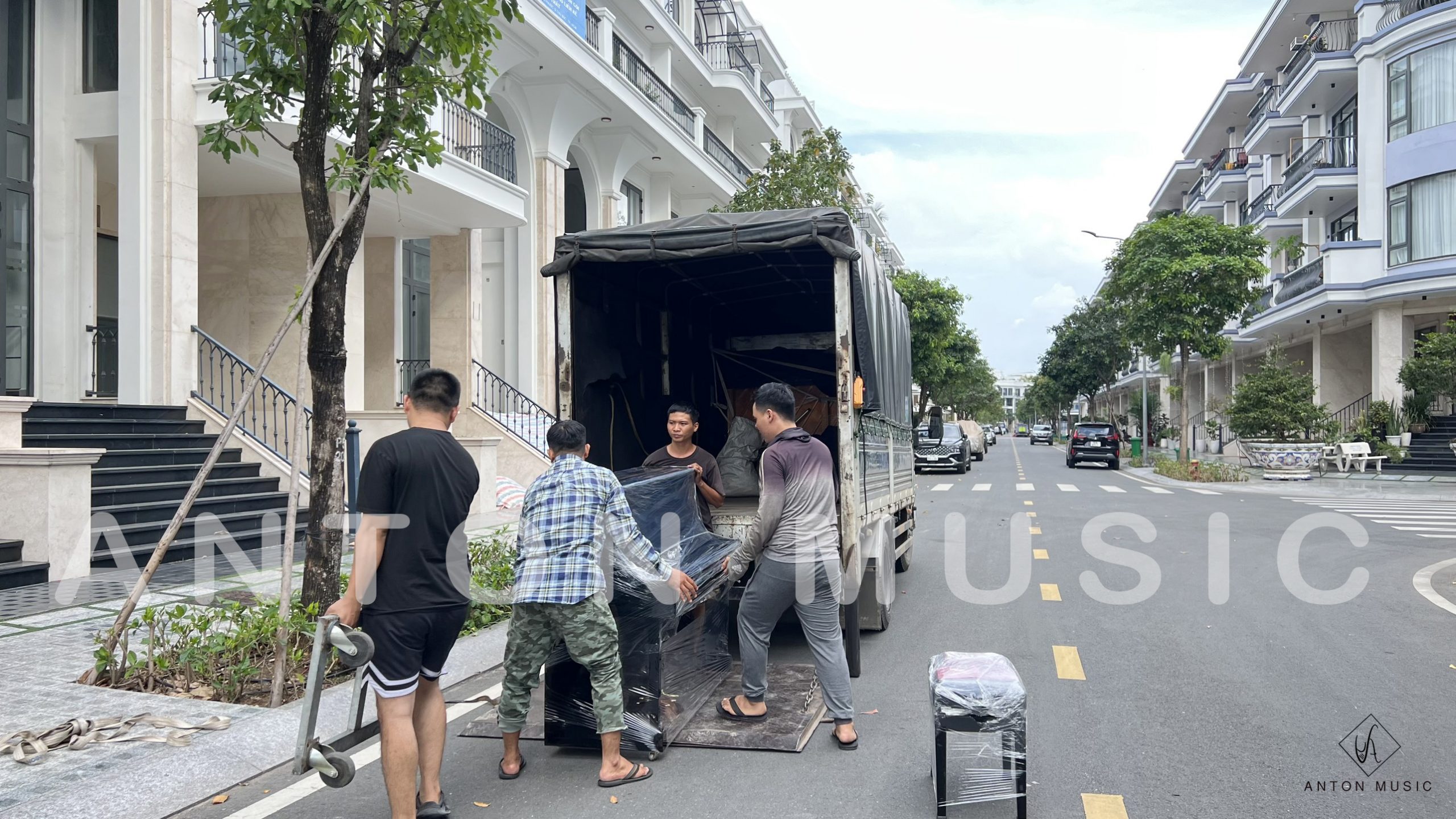 Vận Chuyển Đàn Yamaha YU1S về Biệt Thự Phú Mỹ Hưng Quận 7
