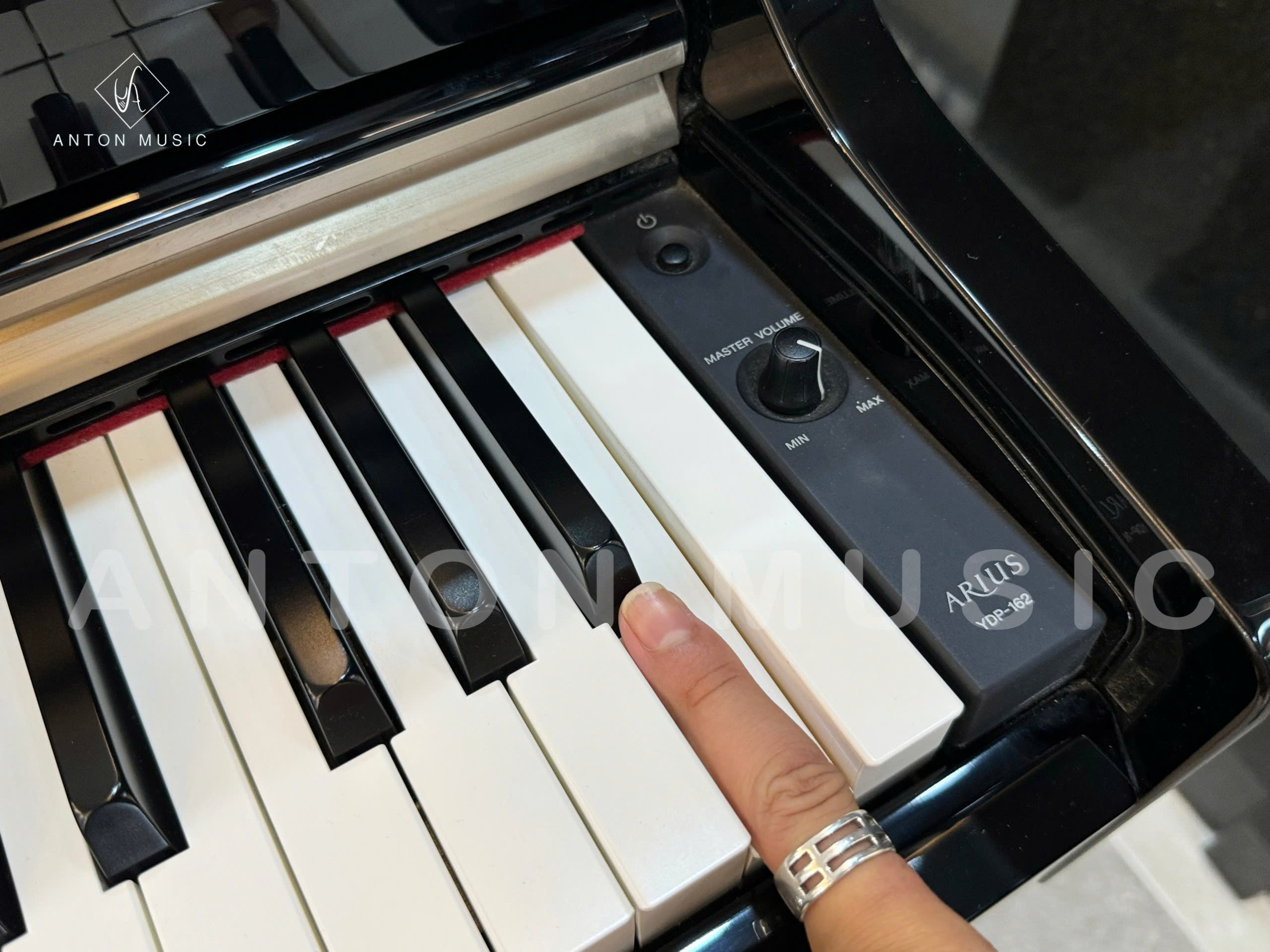 Đàn piano Yamaha YDP-162 đen bóng (YDP-162PE) dòng ARIUS nhỏ gọn