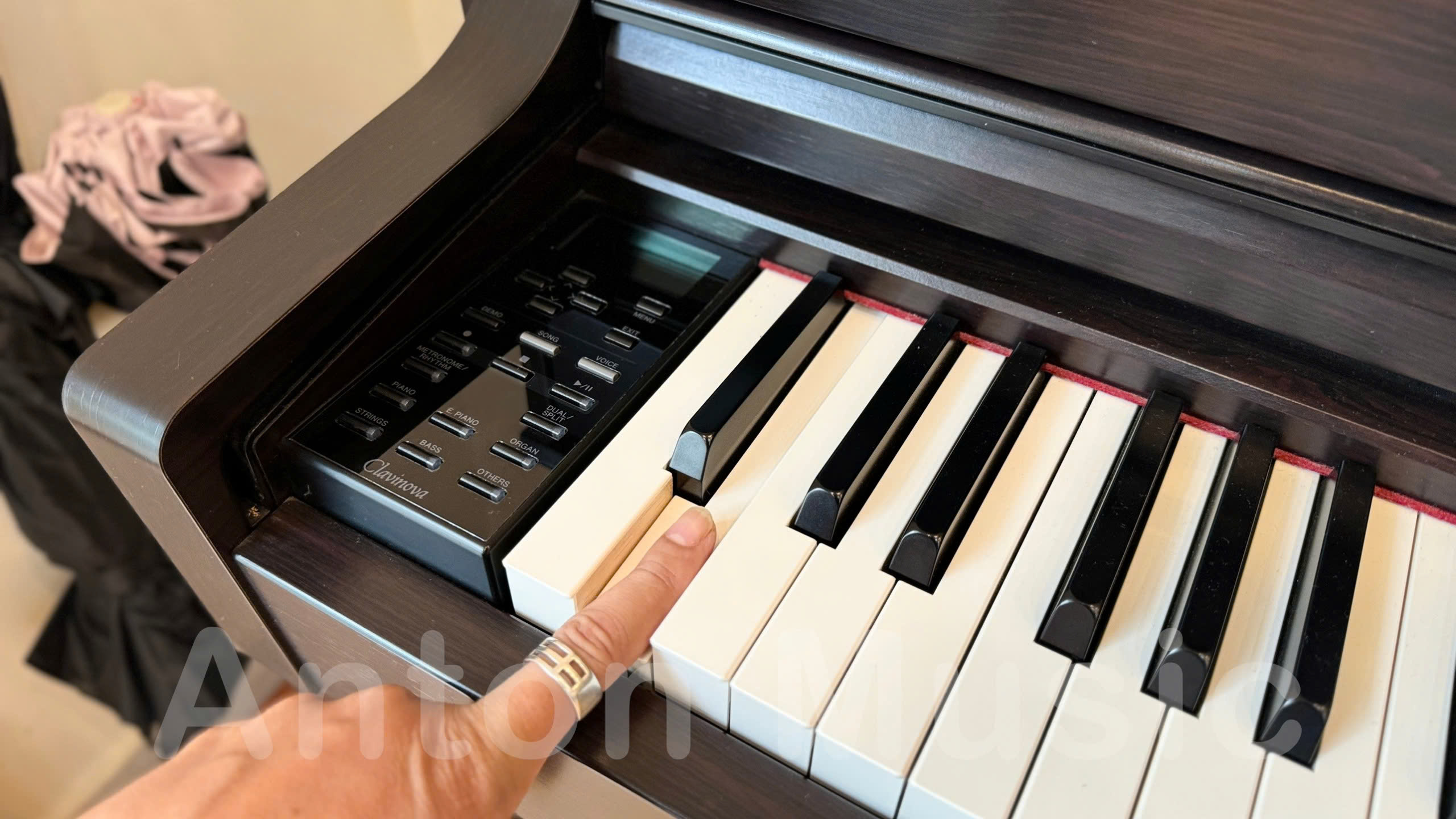 Yamaha CLP-575R sử dụng bàn phím NWX, một hệ phím có gỗ ở phím trắng, bề mặt phủ ngà voi tổng hợp