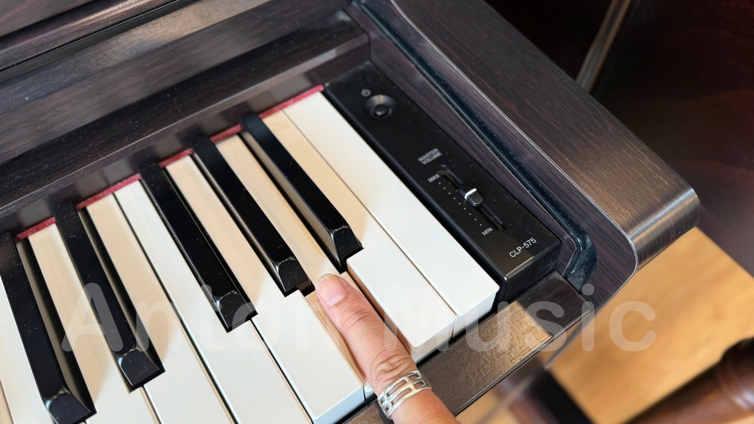 Yamaha CLP-575R sử dụng bàn phím NWX, một hệ phím có gỗ ở phím trắng, bề mặt phủ ngà voi tổng hợp