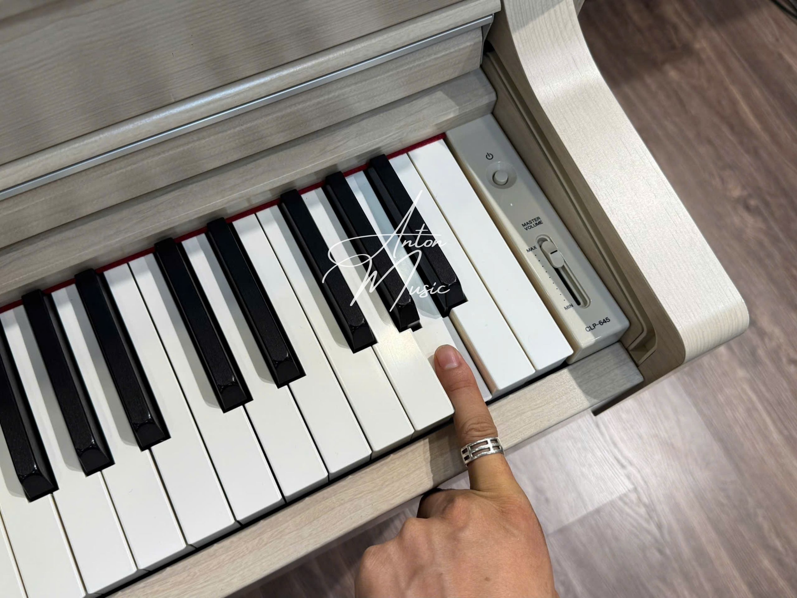 Yamaha CLP-645 / SCLP-6450 sử dụng Natural Wood X (NWX) với 52 phím trắng làm từ gỗ tự nhiên