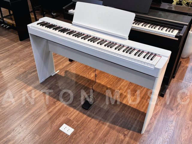 Đàn piano điện nhỏ gọn màu trắng Yamaha P-225 thiết kế tối giản cho căn hộ hiện đại và phù hợp cho người mới học