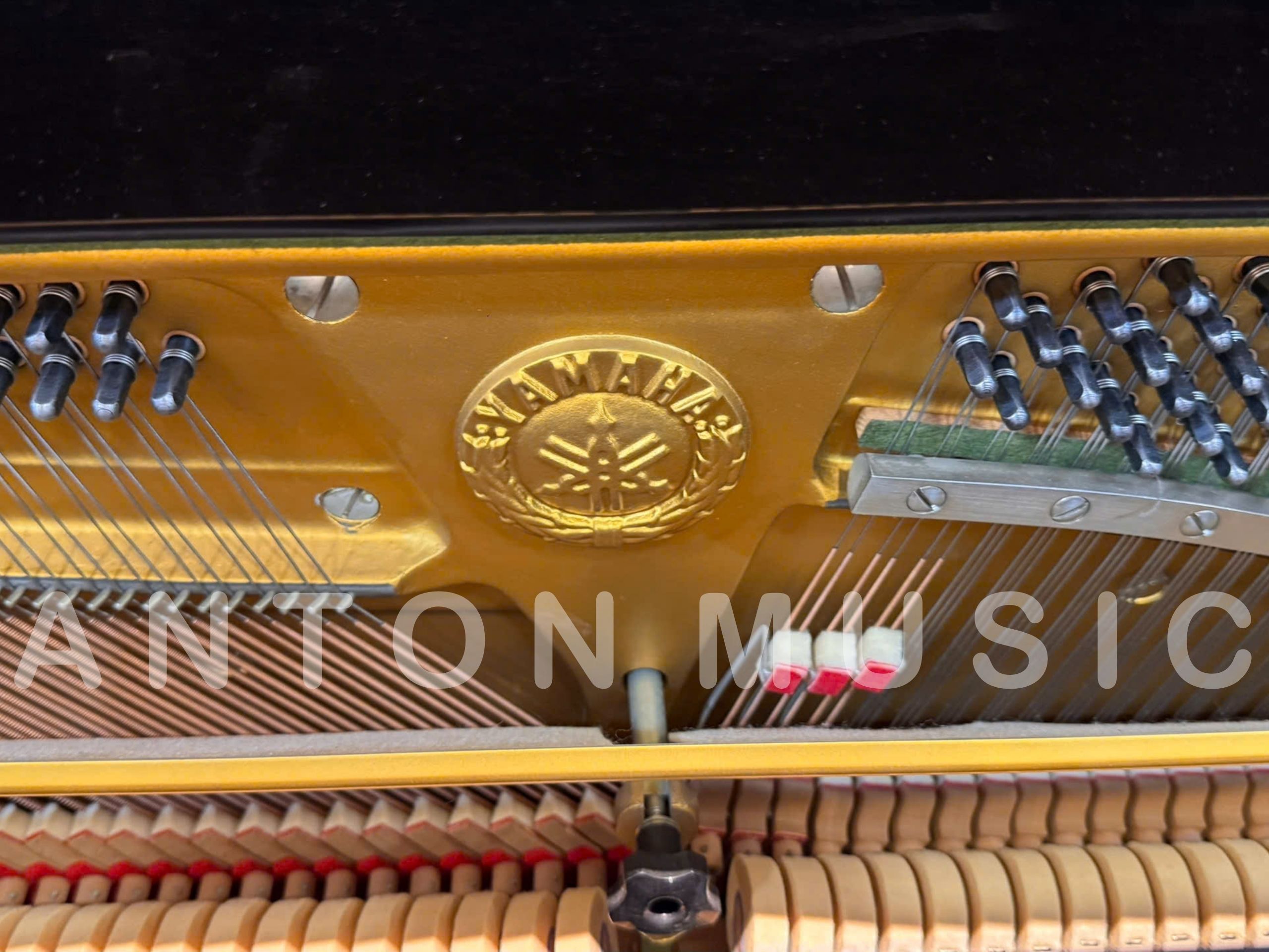 Khung gang là một trong những bộ phận chịu lực quan trọng của đàn piano cơ Yamaha U3G