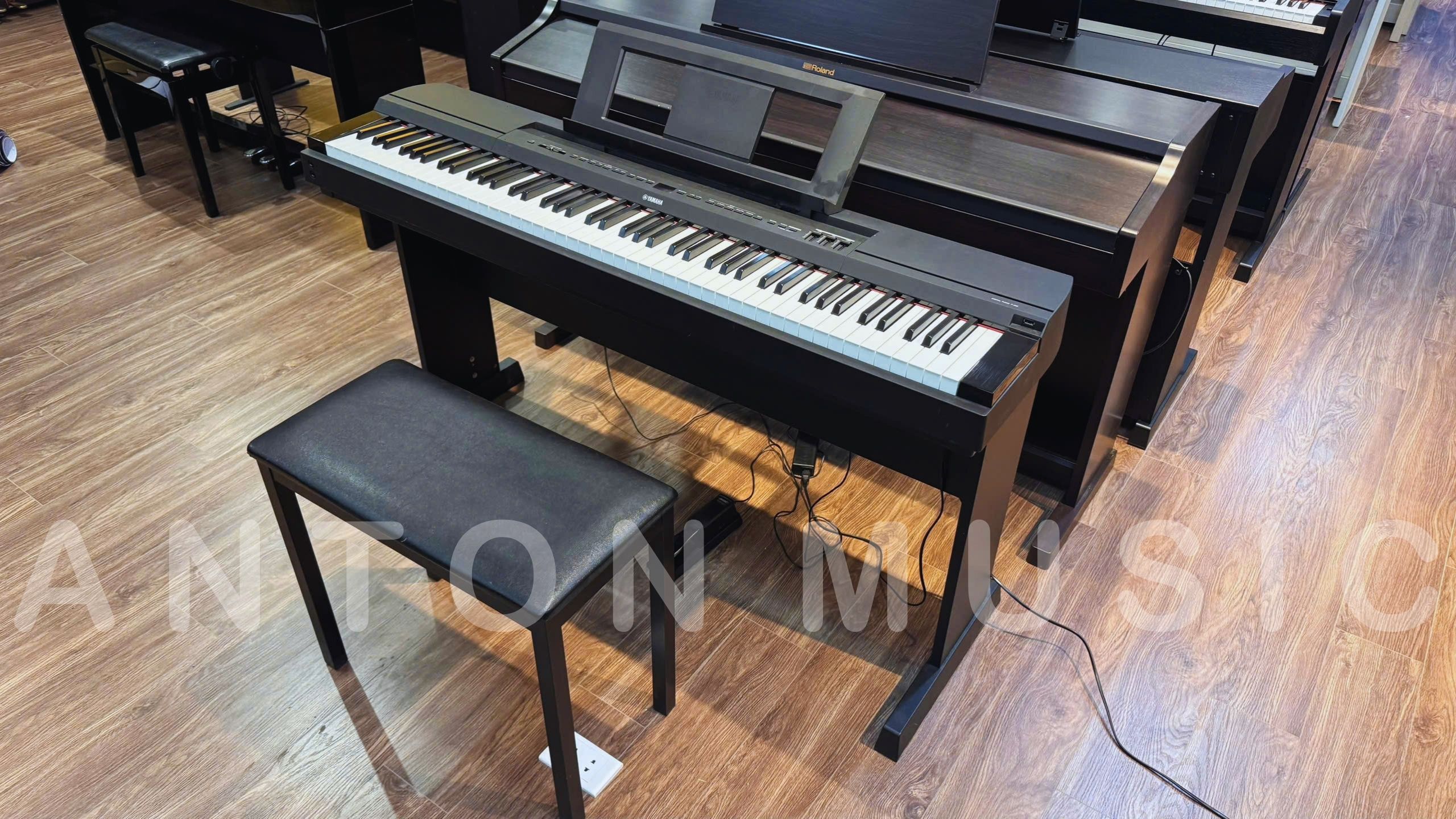 Chất liệu thùng đàn và thiết kế không nắp đậy của Yamaha P-255