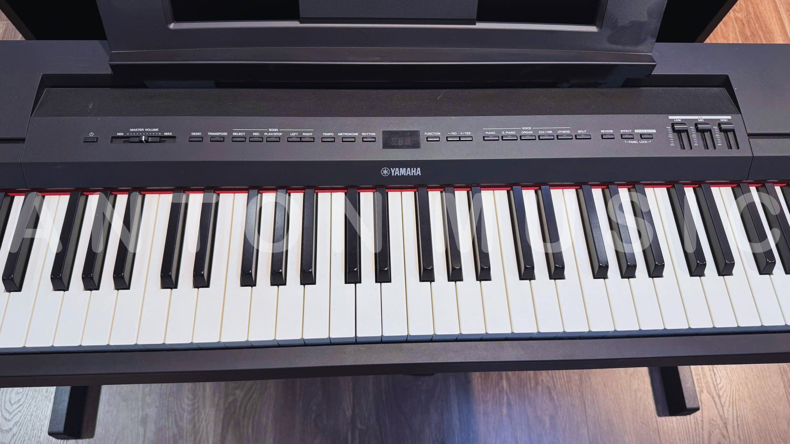 Bề mặt phím phủ ngà voi tổng hợp chống trượt của đàn Yamaha P-255