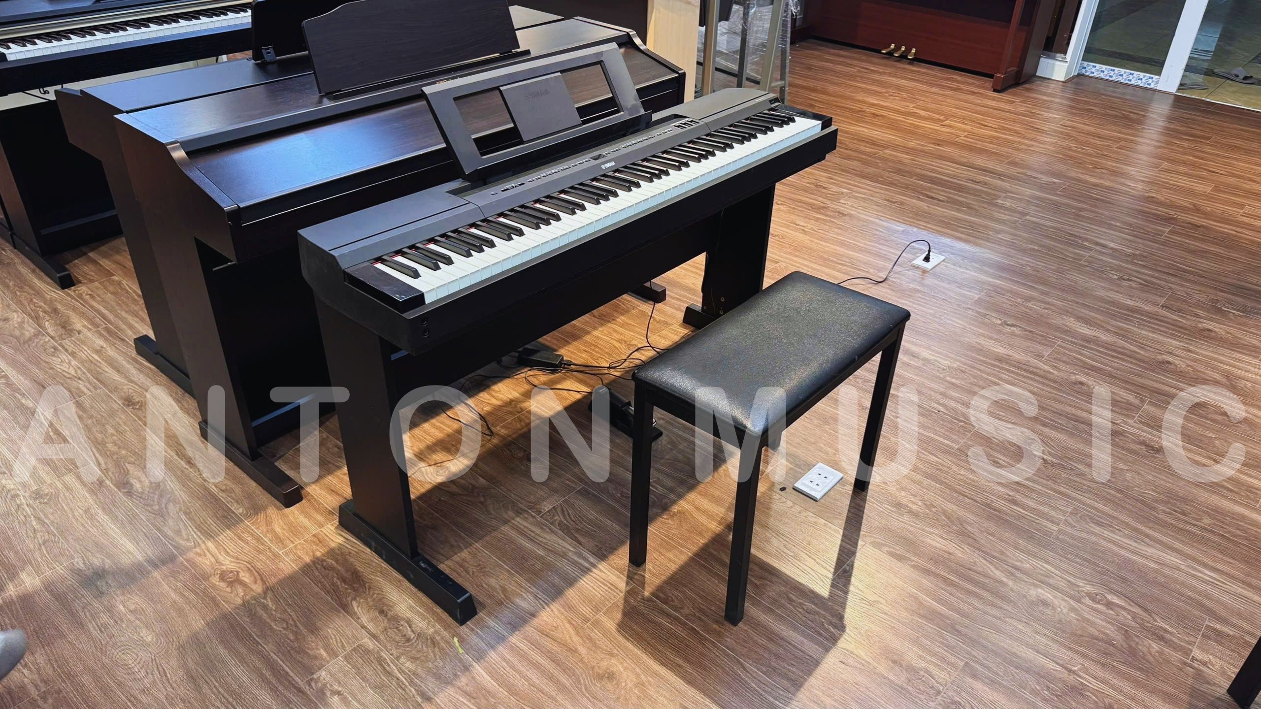 Đàn piano điện di động biểu diễn sân khấu Yamaha P-255 nhỏ gọn, phím nặng đầm tay, tinh chỉnh EQ chuyên sâu