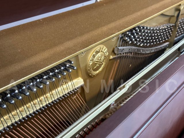 Đàn Piano Yamaha U10WnC Dáng Chân Cong Cổ Điển Châu Âu