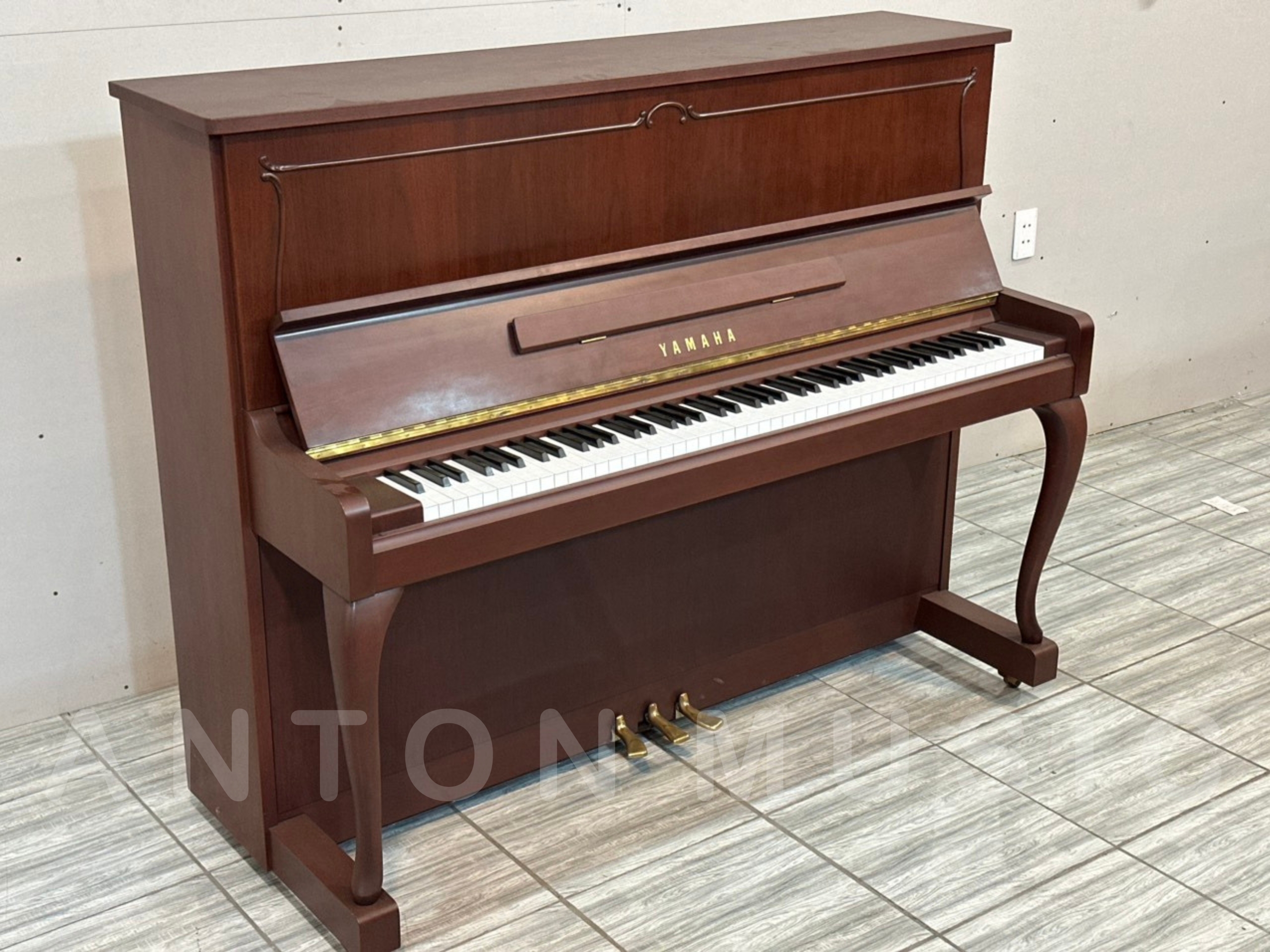 Đàn Piano Yamaha U10WnC Dáng Chân Cong Cổ Điển Châu Âu