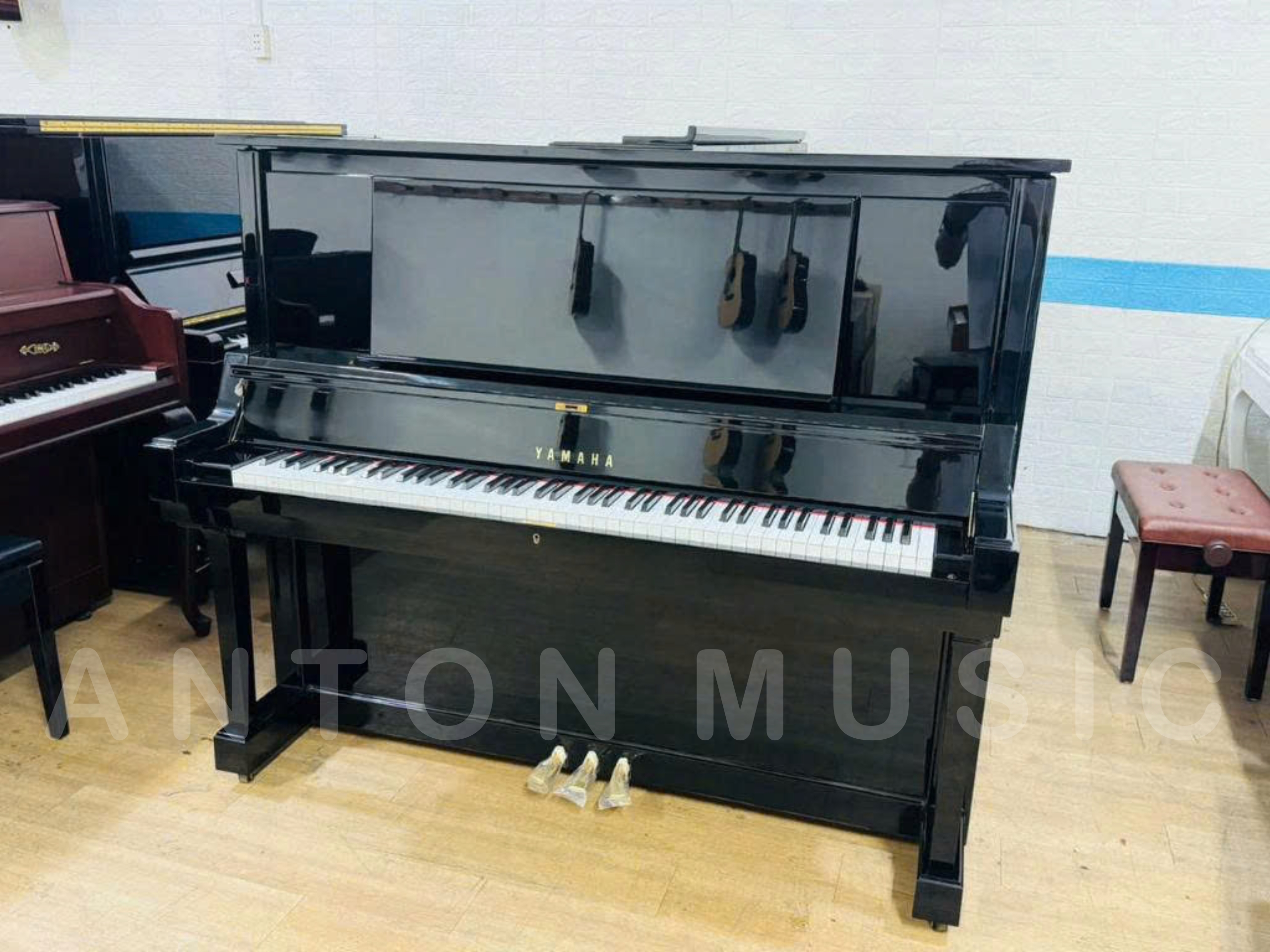 Đàn Piano Cơ Upright Yamaha UX50BL Khung Lưng Chữ X Cao Cấp Số Lượng Có Hạn