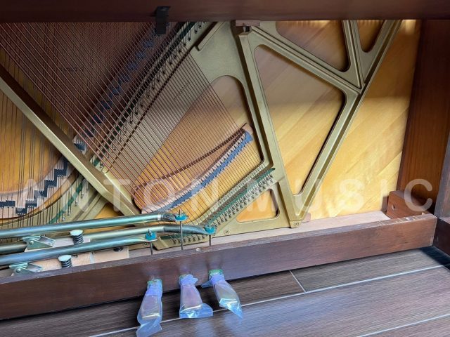 Đàn Piano Yamaha W201BW Khung Lưng Chữ X Size U3