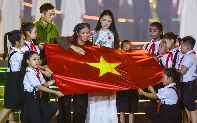 Hòa Minzy Xúc Động Tái Hiện Nỗi Đau Của Những Người Mẹ Trong Nhạc Phim Mưa Đỏ 'Nỗi Đau Giữa Hòa Bình'