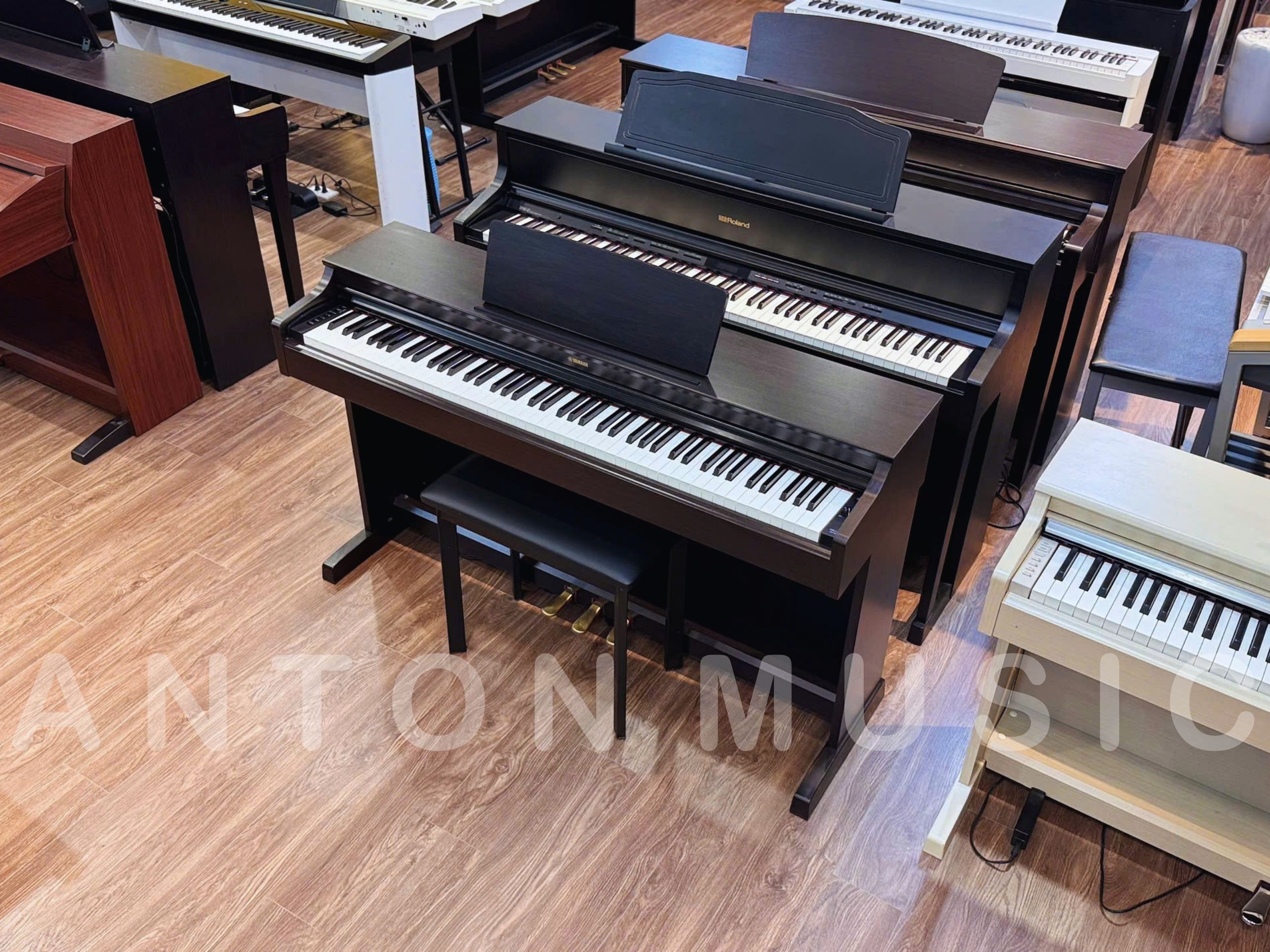 Thiết kế của Yamaha YDP-163 ARIUS trung thành với phong cách truyền thống