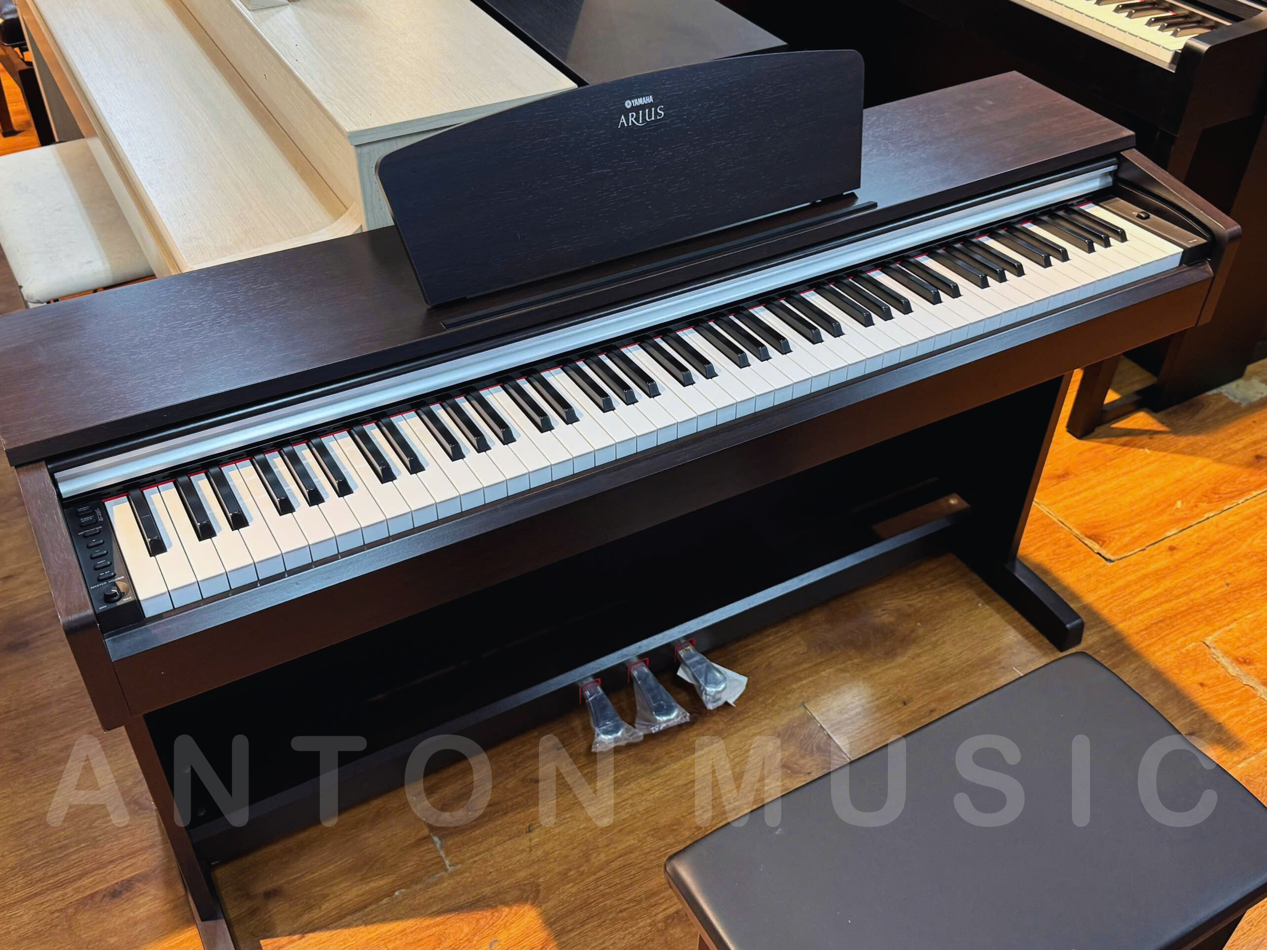 Đàn Piano Yamaha YDP-135 Màu Nâu Đen Gỗ (YDP-135 R) Mẫu Đàn ARIUS Được Ưa Chuộng Nhất Cho Người Mới Học Piano