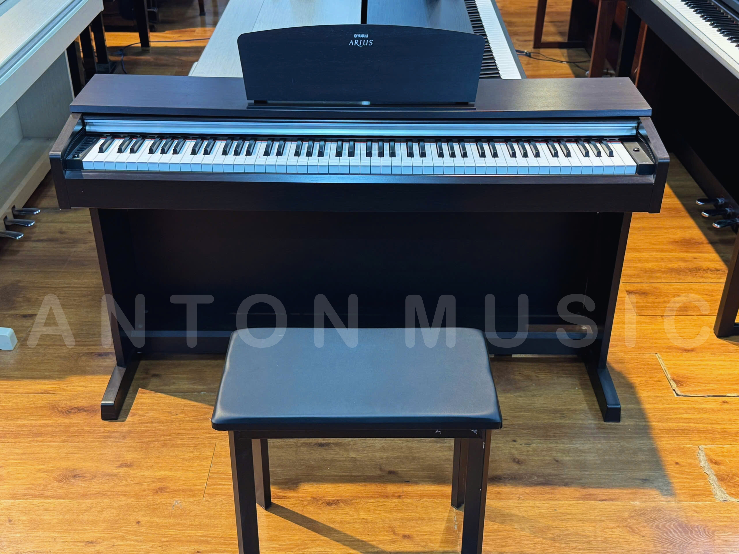 Đàn Piano Yamaha YDP-135 Màu Nâu Đen Gỗ (YDP-135 R) Mẫu Đàn ARIUS Được Ưa Chuộng Nhất Cho Người Mới Học Piano