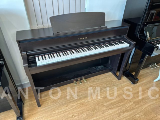 Đàn piano điện Yamaha CLP-775 nâu gỗ óc chó (CLP-775 DW) phím gỗ, màn hình cảm ứng hiện đại