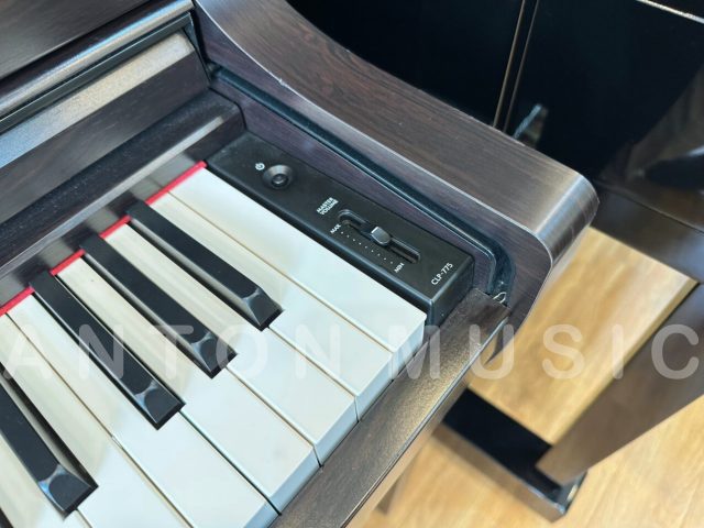 Đàn piano điện Yamaha CLP-775 nâu gỗ óc chó (CLP-775 DW) phím gỗ, màn hình cảm ứng hiện đại