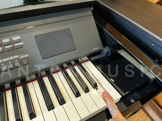 Đàn piano tự đệm giải trí Yamaha CVP-705 đen bóng (CVP-705 PE) cao cấp màn hình cảm ứng