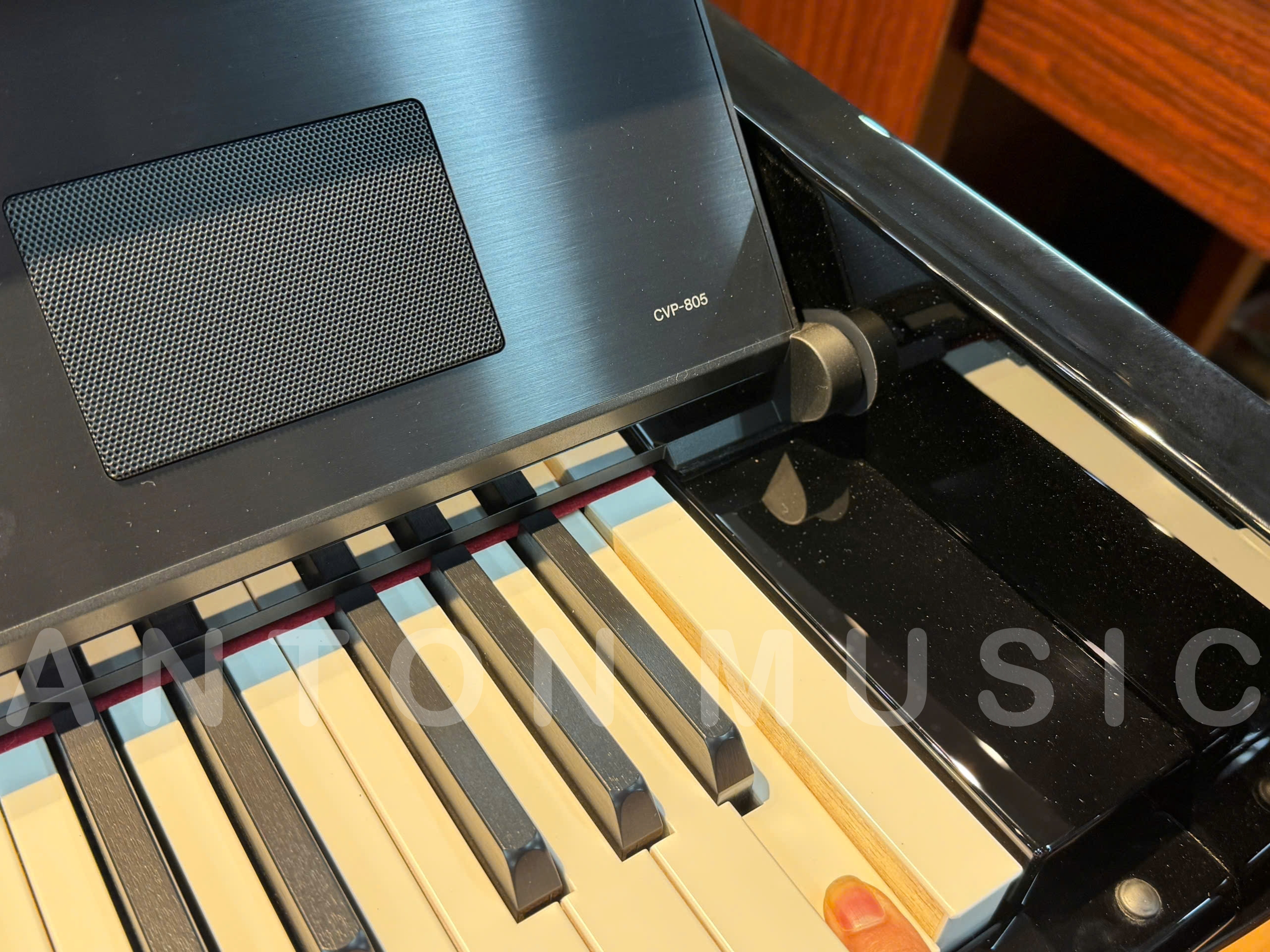 Đàn piano tự đệm giải trí Yamaha CVP-805 PE màu đen bóng: Màn hình cảm ứng, cắm mic hát Karaoke