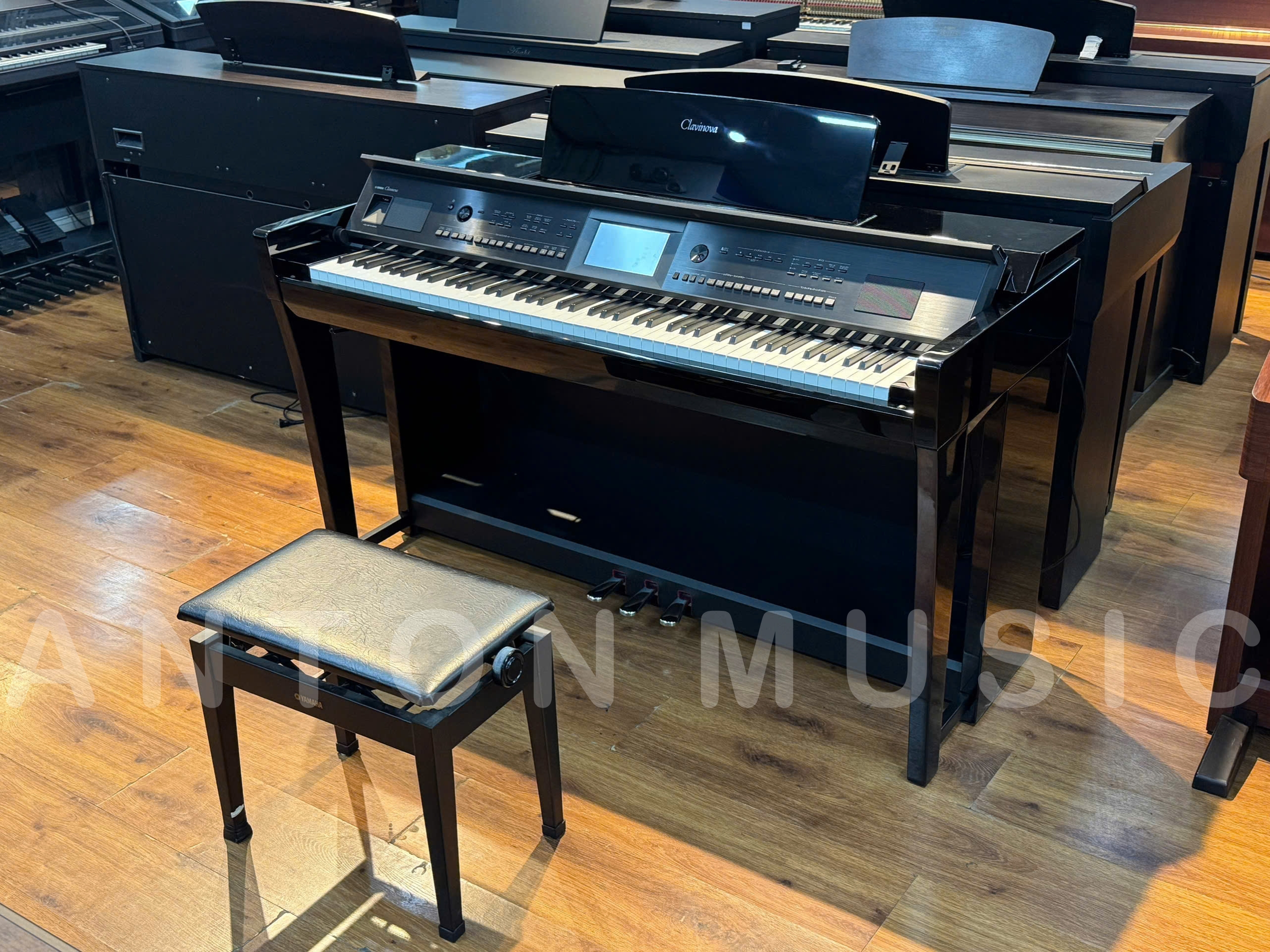 Đàn piano tự đệm giải trí Yamaha CVP-805 PE màu đen bóng: Màn hình cảm ứng, cắm mic hát Karaoke