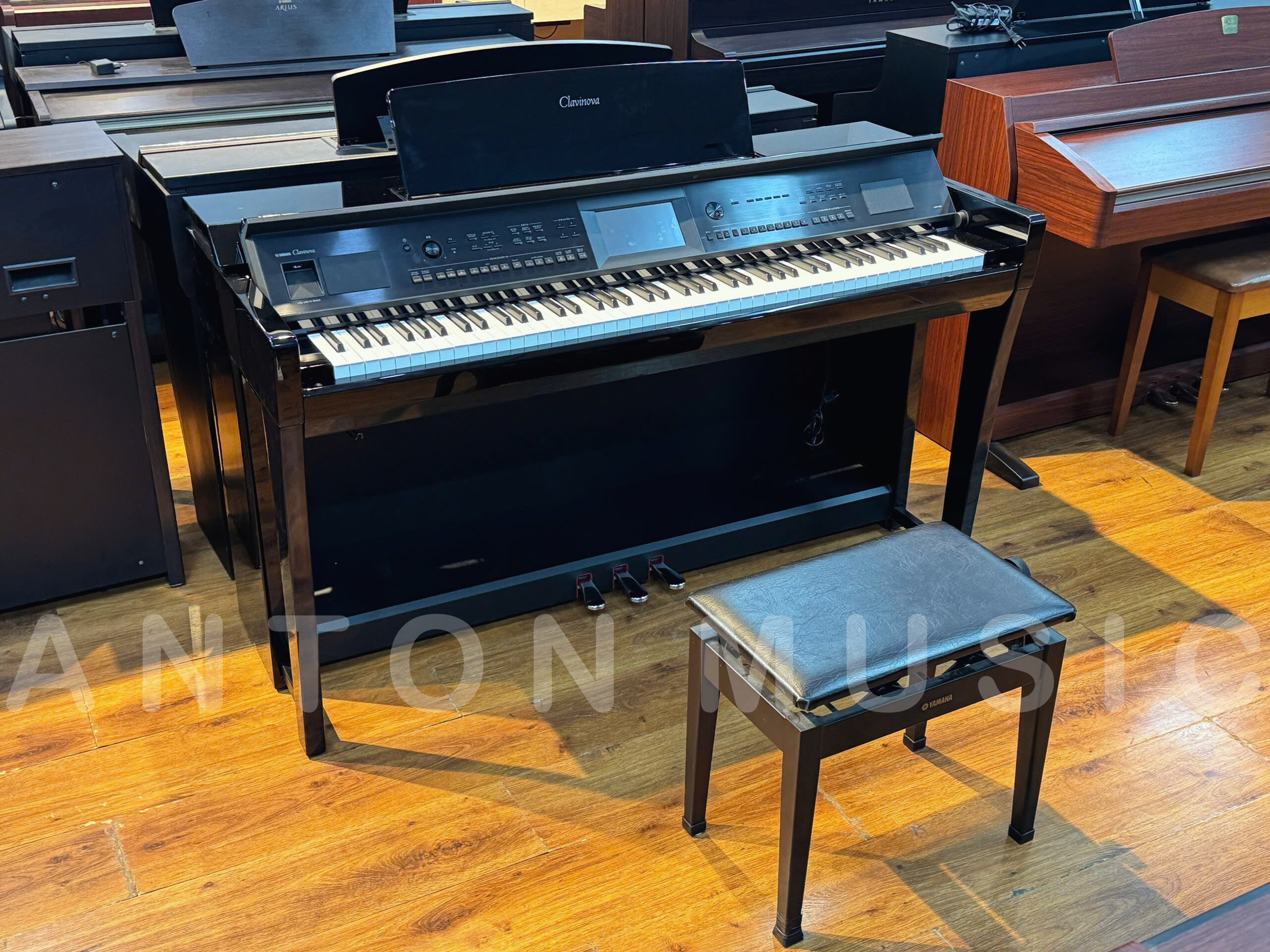 Đàn piano tự đệm giải trí Yamaha CVP-805 PE màu đen bóng: Màn hình cảm ứng, cắm mic hát Karaoke