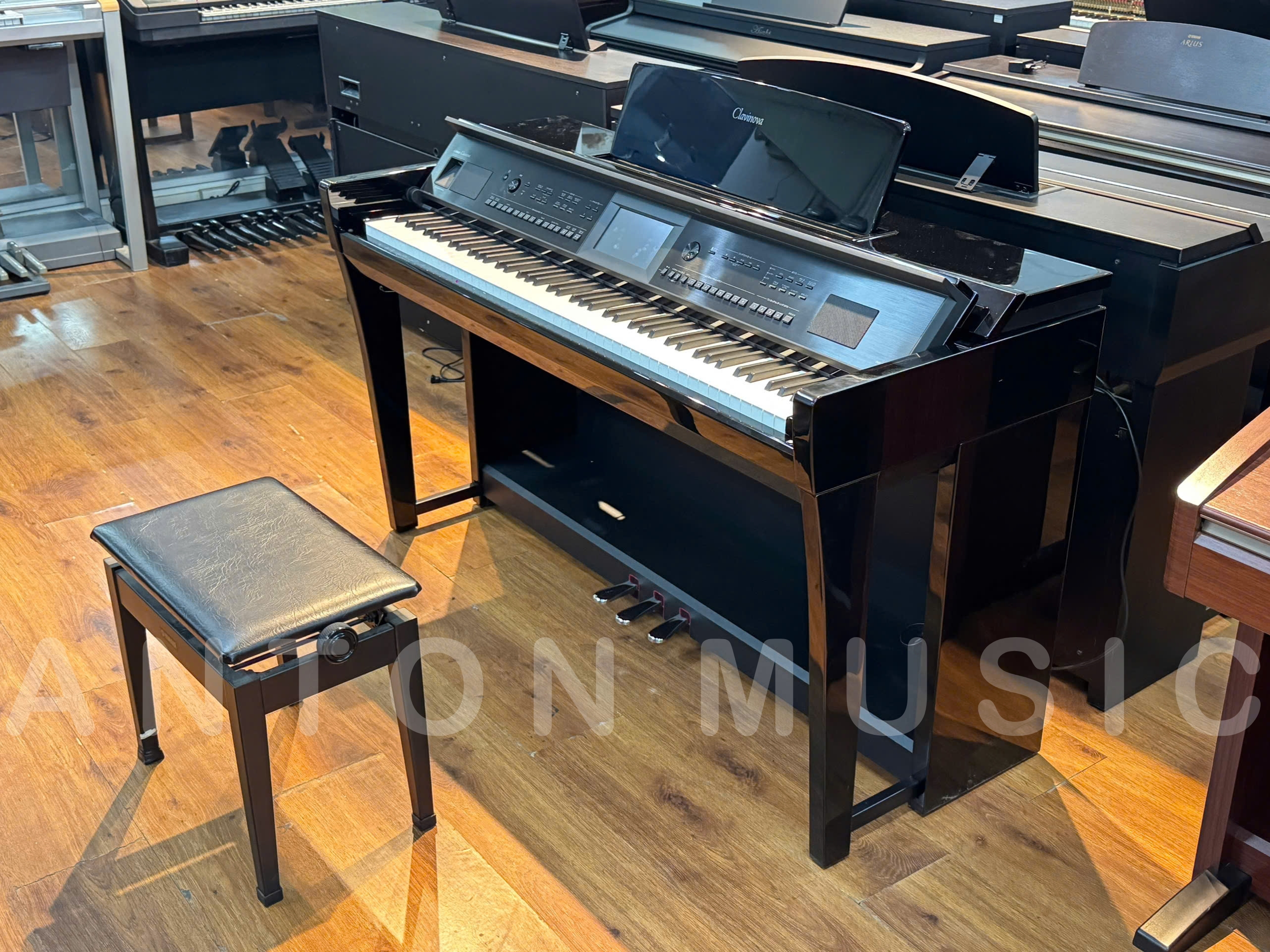 Đàn piano tự đệm giải trí Yamaha CVP-805 PE màu đen bóng
