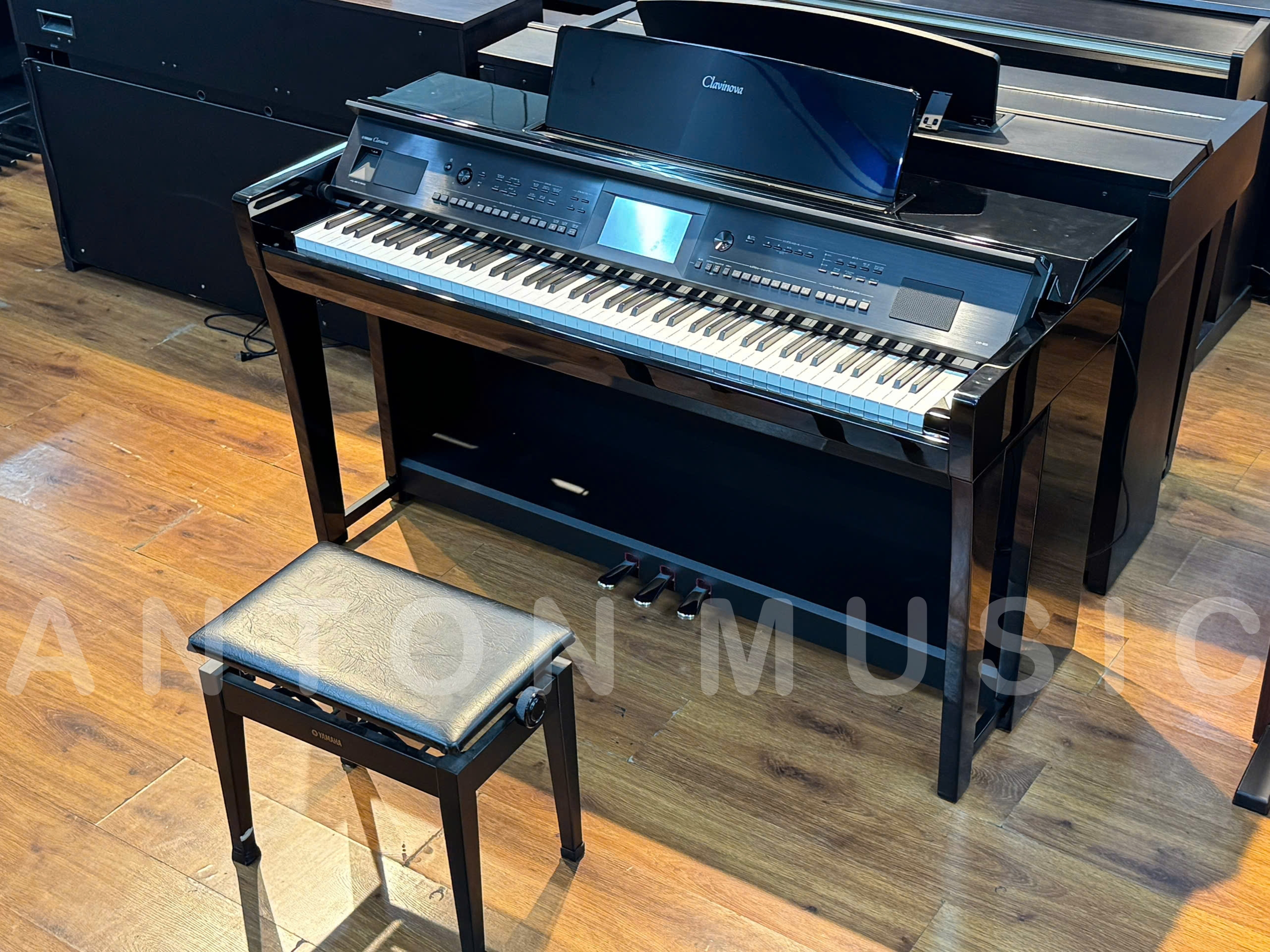 Đàn piano tự đệm giải trí Yamaha CVP-805 PE màu đen bóng: Màn hình cảm ứng, cắm mic hát Karaoke