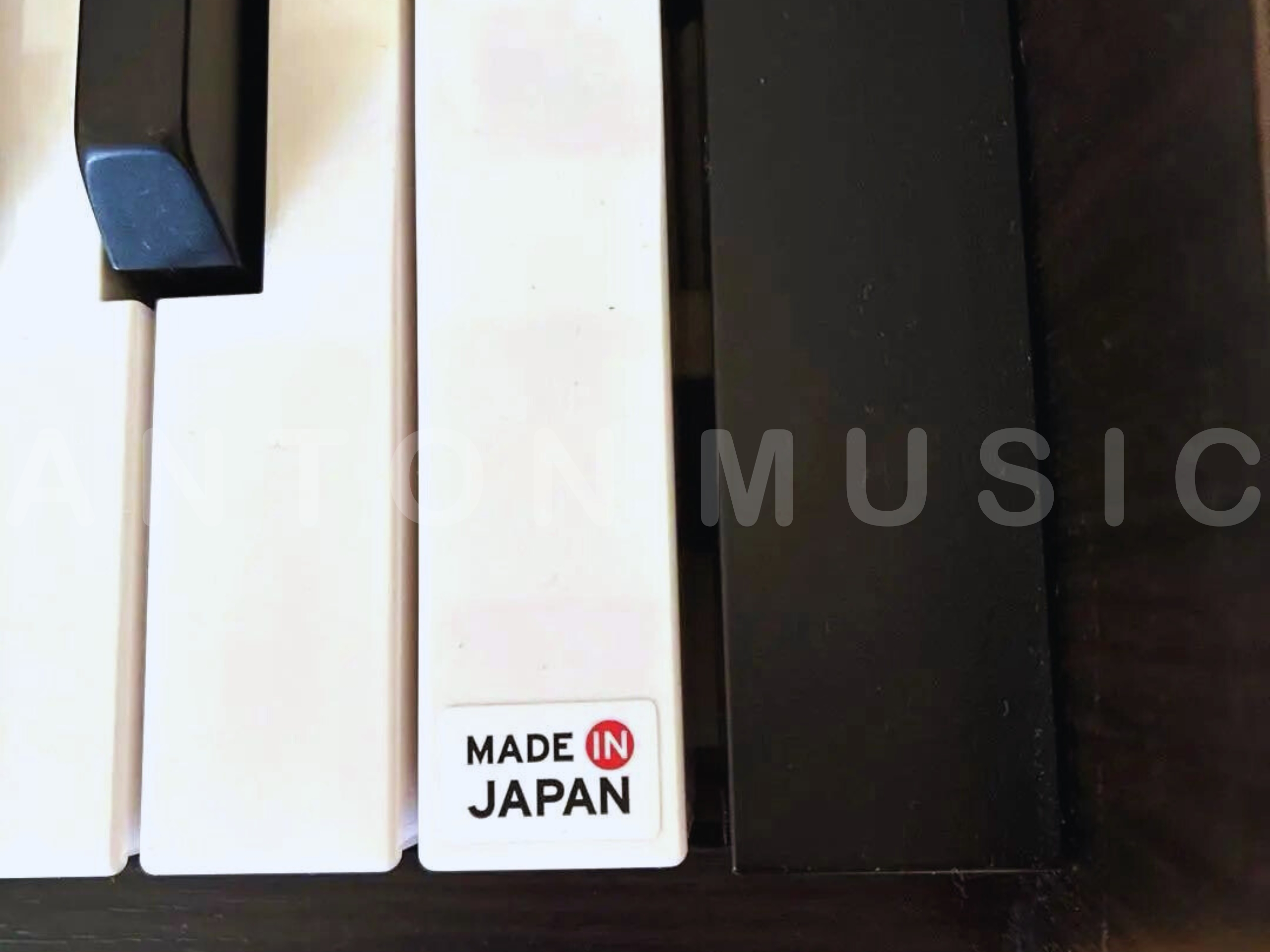 Đàn piano điện nhỏ gọn Korg LP-380 nâu đen (LP-380 RW) được sản xuất tại nhà máy của Korg ở Nhật Bản